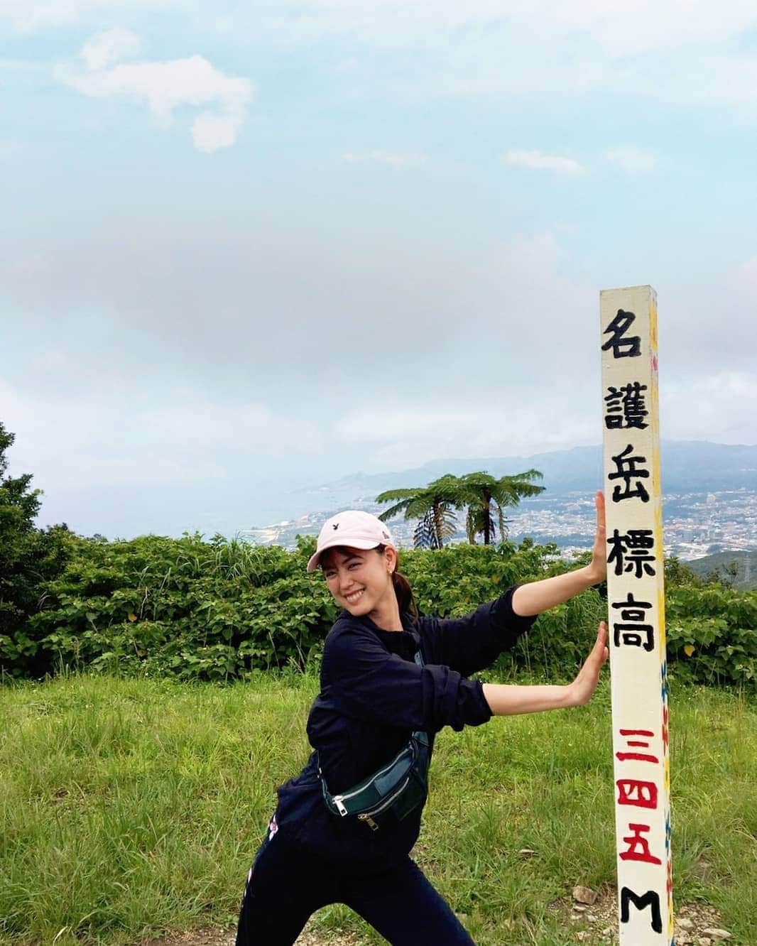 宮城夏鈴さんのインスタグラム写真 - (宮城夏鈴Instagram)「🗻☀🌴 名護岳登ってきたのだ！ 登山コースは色々ありますが 川の水を触りたかったので 「沢コース」から行きました💙  1号目から登ると約3時間くらいかかるらしいのですが 気づけば車で7号目まで登ってしまってたので(笑) そこから頂上へ。  ほぼ手付かずのままなので、 ハラハラドキドキします。 が、怖さも登ってしまうと 壮大な安心へと変わったのだ。 頂上って凄い。  夏にかけて来られる方 海も最高だけど 亜熱帯のやんばるの森もオススメだよ！ (その後の🍻も、もちろん❤❤(笑))」6月3日 18時35分 - karin_karin0516
