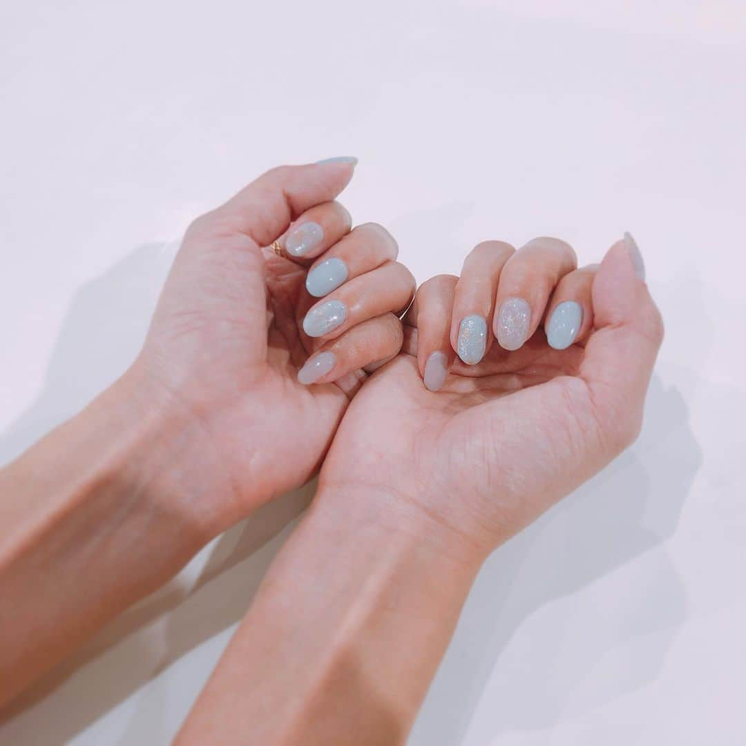 青木愛さんのインスタグラム写真 - (青木愛Instagram)「最近のネイル💅🏻♥️﻿ 赤にしようと思ってたのに、気付いたら真逆の色に決めてた🙃💙﻿ ﻿ グレーとブルーグレー、ところどころホイル入り♡﻿ @jun.komori1122 毎回可愛くしてくれて、ありがとう💋💋💋」6月3日 18時35分 - aiaoki_official