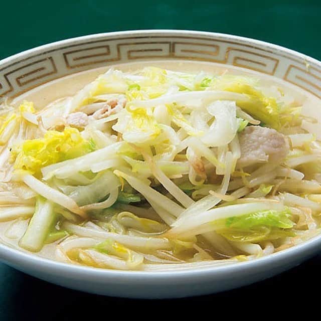 東京カレンダーさんのインスタグラム写真 - (東京カレンダーInstagram)「豚骨、鶏ガラ、生姜のみで出汁をとり、あっさりと仕上げたスープに、中太麺が良く絡む最高の一杯。 「タンメン」で使用するスープは、ランチで使用する分は朝、ディナー分は、ランチ後にと、1日2回仕込む。だからこそ、いつ食べても優しい味わいなのだ。 #東京カレンダー #東カレ #tokyocalendar #飯田橋 #おけ以 #タンメン」6月3日 18時40分 - tokyocalendar