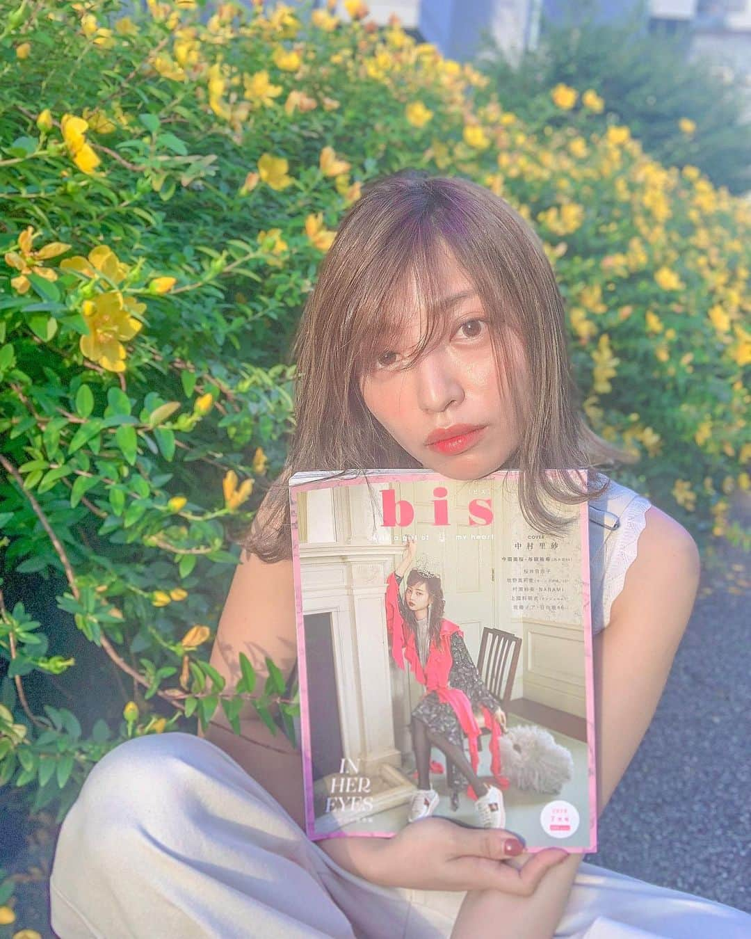 和希詩織さんのインスタグラム写真 - (和希詩織Instagram)「🌼📕#ootd #fashion #magazine . . 6月1日発売のbis ( @bis_web )の最新号しっかりチェック👀 写真色味とか質感がオシャレでかなり好きなのよ👏 . . 私も写真の加工好きだから オシャレな写真とか構図を見て参考にしてるの🤭❤️ . . 今回はsweet summer RULESの写真の質感やファッションも可愛かったし 水着のページも可愛かった👙 来月は海外に行くから水着買わなきゃ🥰悩む . . メイクページもマンネリ中の和希にはかなり好きなメイク多かった🙆‍♀️ . . . . . #bis #pr #中村里砂#花のある生活 #オシャレさんと繋がりたい #ホワイトコーデ #アウトプット#雑誌 #写真加工 #夕日」6月3日 18時44分 - kazukishiori