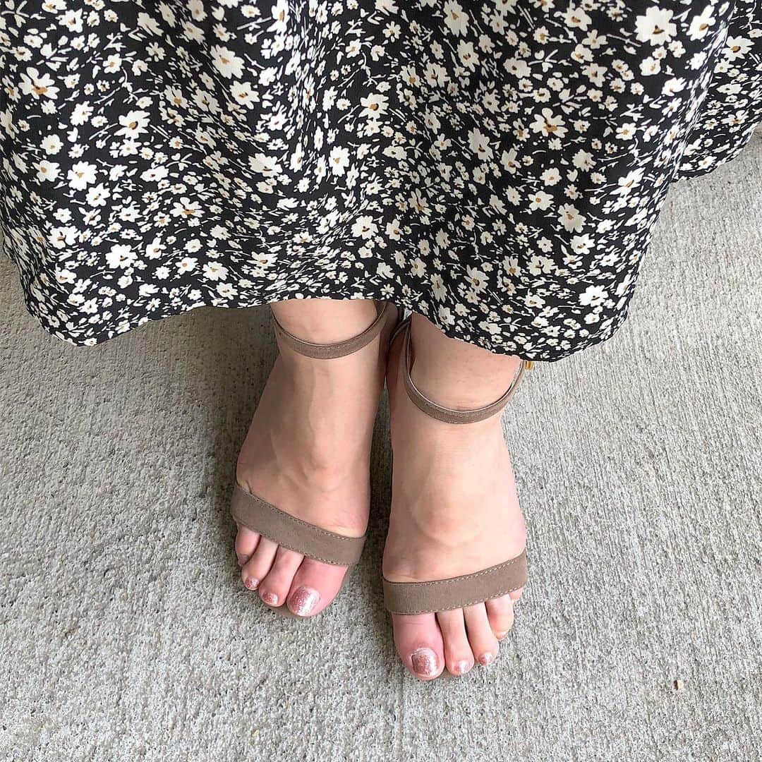 amigo.amigo.5205622さんのインスタグラム写真 - (amigo.amigo.5205622Instagram)「． ★#サンダル ★． ． 今日の親子コーデ❤️． ． 足元は、親子で @outletshoes_official． ． 私の履いてるサンダル‥． 7センチヒールだけど 履きやすく足が痛くない🥰． 色は、グレーベージュで 大人っぽい色を選んだよ！． しかもプチプラなのが嬉しい✨． 4日からさらに お得なセールが‼︎． ． ✔︎6/4　0：00～23：59限定． インスタフォロワーさん限定． 定価2999円→SALE価格2699円から さらに500円OFFになる クーポンが出現‼︎． 実質26％OFFで買えちゃいます😆❣️ ． クーポンは、 @outletshoes_official ． のストーリーズにて 配布中です❣️． https://coupon.rakuten.co.jp/getCoupon?getkey=UkNXWC1NQklQLVVVR0ItMElLSg--&rt= ． ． #足元倶楽部 #足元 #夏コーデ #summerfashion  #足元くら部 #足元くらぶ  #あしもと倶楽部  #シューズ#shoes #shoestyle #セール情報  #セール#SALE#sales  #親子#親子コーデ  #親子リンクコーデ  #プチプラファッション  #プチプラ#プチプラコーデ  #ママコーデ #大人コーデ  #ママファッション  #キッズ#kidsfashion  #kids #kidsstyle  #アウトレットシューズ」6月3日 18時45分 - amigo.amigo.5205622