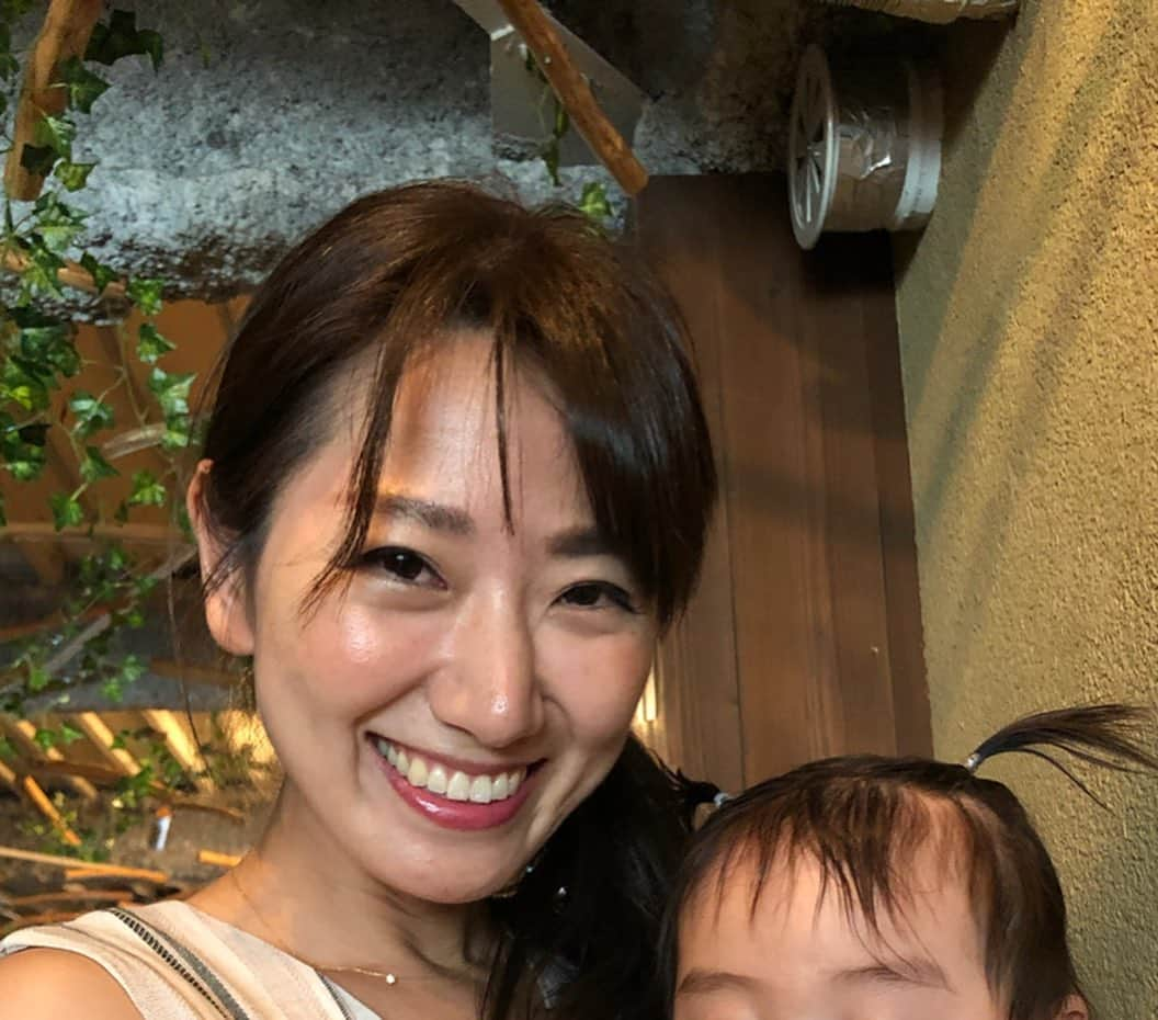 エマ中岡優姫さんのインスタグラム写真 - (エマ中岡優姫Instagram)「美女たちに 会ってきたよ〜！🤣👏 みんな変わってなかったw  この中の3人がママで 今まではせんかった 子供についての話とか して楽しかった🤣💗 ✬今何キロ？ ✬歯生えた？ ✬離乳食は？ など🤣 ママでも綺麗な人みると 頑張らにゃーな！ って思う✨ 出産祝いも あさみんママ から @asamichi922  カバーパンツ 💗 ともみママから @tomomi_._._.1220  帽子🧢 と写真にないけど 面白いおもちゃ🤣 嬉しいプレゼントを 頂きました💗 抱っこもしてもらえたし 嬉しかったよん❤️ なつきに懐いてた🤣👏 それも嬉しかった✨ #7ヶ月ベビー  #度入りサングラス  #trip  #エマゆん国内シリーズ  #サニ坊とエママの旅  #男の子ママ  #美しいママたち  #出産祝い  #ありがとう  #ママ友  #シングルマザー  #レースクイーン  #ラウンドガール  #美人な友達たち」6月3日 18時46分 - emma__yun