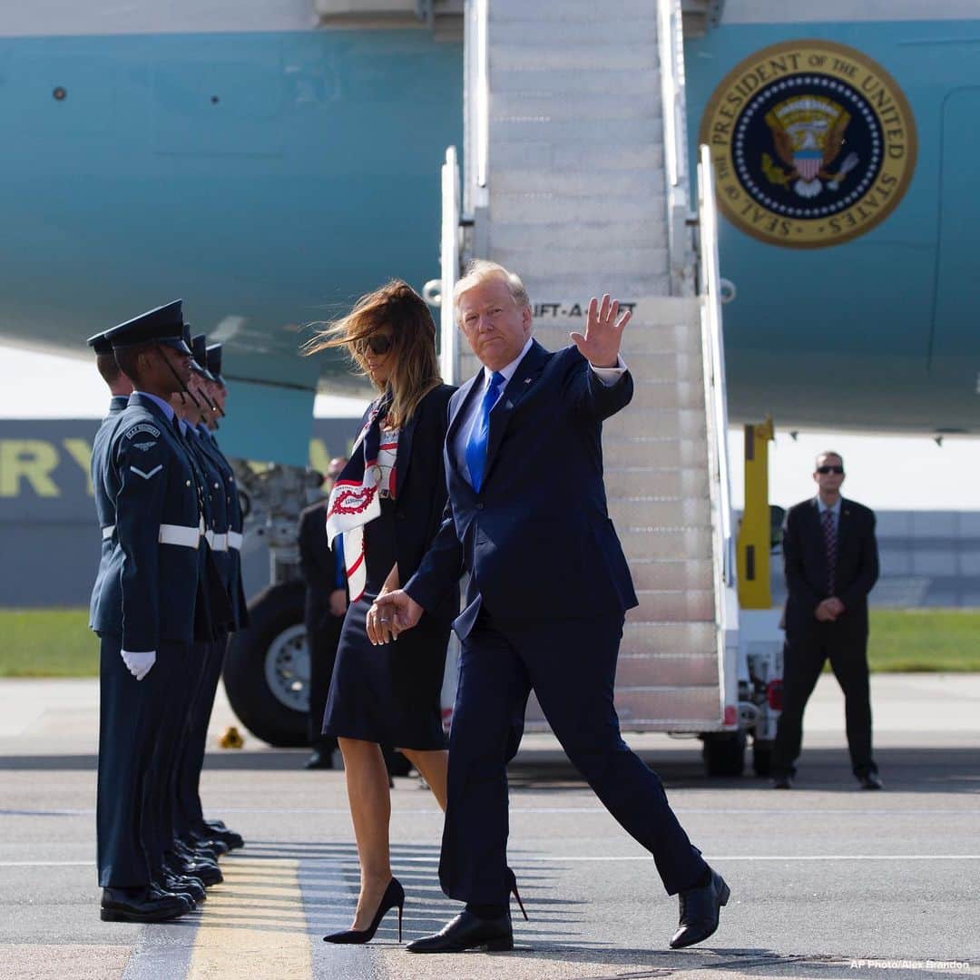 ABC Newsさんのインスタグラム写真 - (ABC NewsInstagram)「Pres. Trump and first lady Melania Trump arrive at U.K.'s Stansted Airport as three-day state visit gets underway. #potus #donaldtrump #melaniatrump #uk #statevisit #firstlady」6月3日 18時46分 - abcnews