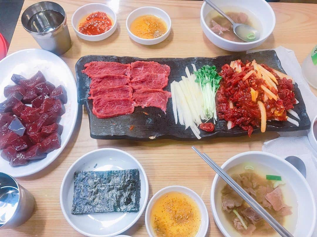 麻衣愛さんのインスタグラム写真 - (麻衣愛Instagram)「韓国で食べたレバ刺したち🇰🇷💗韓国に行ったら絶対に行く広蔵市場のお店😋🙌 レバ刺しってなんでこんなに美味しいんだろう。 #レバ刺し #韓国 #広蔵市場 #ユッケ #牛刺し #テールスープ #koreanfood #korea #korean」6月3日 18時47分 - maiaiii_0814