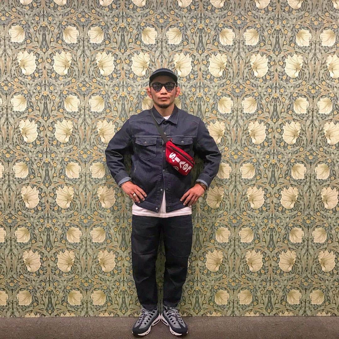 宇野薫のインスタグラム：「#宇野薫のテーマがありすぎコーディネート  海外に行った時に気になっていた LEVI'S®︎ ENGINEERED JEANS (リーバイス® エンジニアード・ジーンズ)をセットアップで。  ビンテージリーバイスも大好きですが、最新のリーバイスも気になっています。  #levis #levisjapan #levislej  #リーバイス #nikeairmax95  #newerajapan #stussy #stussyeyegear #宇野薫」