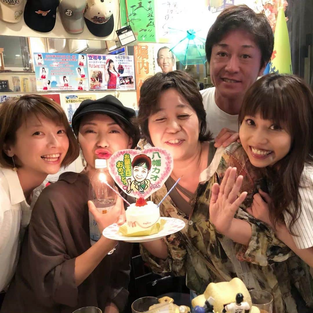 前田友理香さんのインスタグラム写真 - (前田友理香Instagram)「カオちゃんのお誕生日会っ！！ ﻿ サプライズ内容はこちら！！！ ﻿ ﻿ ①サプライズメンバーのひさくんとひぃのデート現場（もちろん嘘）を目撃させる ﻿ ﻿ ②デート目撃後に合コン会場に2人が登場！！ ﻿ ﻿ てな訳なんだけど・・・。 ﻿  みんな揃って ﻿ 「カオちゃんお誕生日おめでとう㊗️」って言ったのに。 ﻿ 「いいように使われたな。ごまかされたな。」と、カオちゃんのお誕生日をダシに2人の関係を言わないと思っているカオちゃん！！ ※ムービー参照してね﻿ ﻿ ﻿  えーーー！！八幡さん。 ﻿ ﻿ その2人、付き合ってないですよ！！ ﻿ 合コンもないですよぉ！！！ ﻿ ﻿ 中々、サプライズバースデーってことに気がつかないカオちゃんでした。 ﻿ 中野塾さんのご協力の元、大成功でした。ありがとうございました。 ﻿ ﻿ #カオちゃん #八幡カオル #女芸人 #芸人 #合コン #サプライズ #信じてない #ドッキリ #ドッキリ大成功 #騙す女 #騙される女 #合コンしようね #誰よりも乙女 #お誕生日会 #お誕生日 #happybirthday」6月3日 18時51分 - yurikamaeda