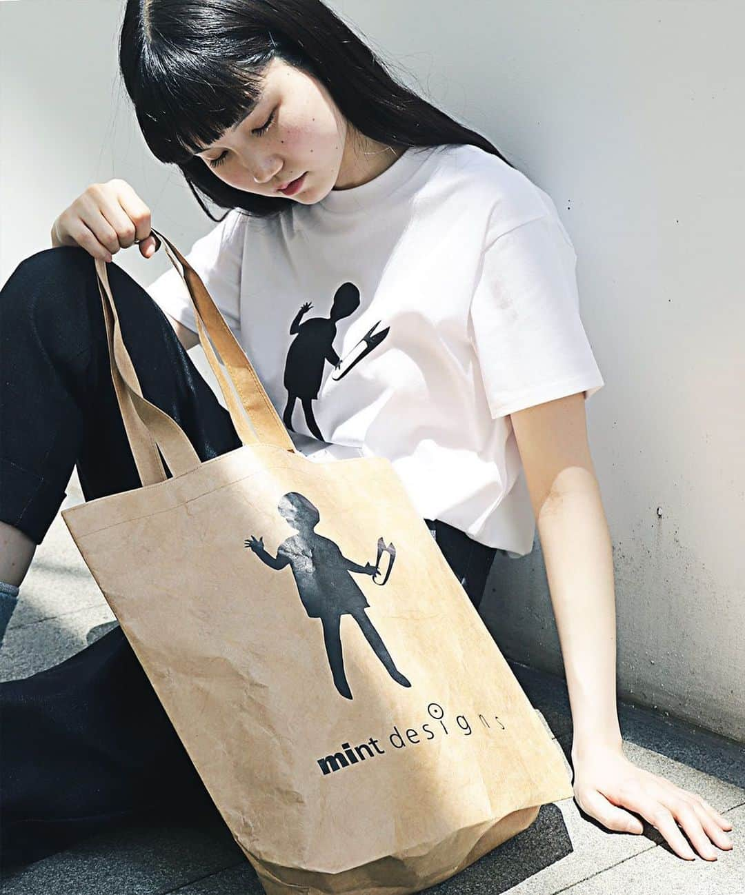 ミントデザインズさんのインスタグラム写真 - (ミントデザインズInstagram)「〈NEW OPEN〉 mintdesigns  at ZOZOTOWN!!!! . 6/6(木)ZOZOTOWNにmintdesigns  のショップがOPENします！ OPENを記念して、限定T-shirtをご用意しました。 また、追加発売後各店でSOLDOUTとなっているクリアサンダルも入荷致します。是非ZOZOTOWNでのお買い物をお楽しみください。 . ZOZOTOWN SPECIAL T-shirt ¥8,800+tax/black ,white ※men'sサイズもございます。 . http://zozo.jp/shop/mintdesigns/ . #mintdesigns #ミントデザインズ  #mintdesigns_store #fashion #ファッション #new#新作#入荷#shopping#doll柄#ZOZO#ZOZOTOWN」6月3日 18時52分 - mintdesigns_store