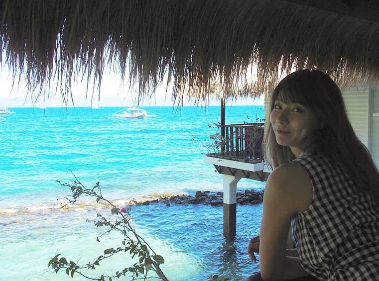 朝日放送「朝だ！生です旅サラダ」さんのインスタグラム写真 - (朝日放送「朝だ！生です旅サラダ」Instagram)「@aiaoki_official  #エルニド では、ミニロックという小さな島に宿泊しました🌴🌴🌴 #船でしか行けない ので、ここのホテルに泊まっている人以外は出入りすることができません🙅🏻‍♀️ ちょっとした特別感がありますよね☺️♥️ 1度は泊まってみたいと思っていた水上コテージ😍😍 海の色がとっっっても綺麗で、お部屋からも魚が泳いでいるのが見えましたよ🐠🐠🐠💕 滞在中の食事もついているので、街に出ずにゆっくりしたいという人にもおすすめです😌🥗🍖🍔 本当に静かで素敵なホテルだったので、なにも考えずにボーッとしたい！って思った時は、絶対もう1度ここに来ようとひっそりと決めました🤫♥️ _ #水上コテージ #特別感 #ミニロックアイランドリゾート #MinilocIslandResort #リゾートホテル #オールインクルーシブ #また来たい #ElNido #フィリピン #Philippines _ #ABCテレビ #朝日放送テレビ #朝だ生です旅サラダ #旅サラダ #旅サラダガールズ  #青木愛 #土曜 #あさ8時 #シンクロ 今は #アーティスティックスイミング #元日本代表 #海外 #旅  #travel #trip」6月3日 18時54分 - tabisalad