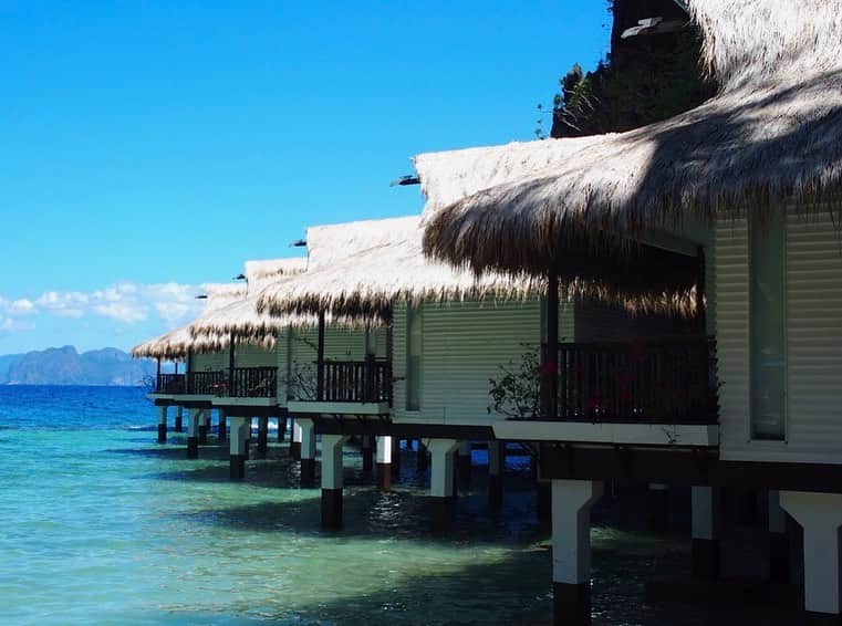 朝日放送「朝だ！生です旅サラダ」さんのインスタグラム写真 - (朝日放送「朝だ！生です旅サラダ」Instagram)「@aiaoki_official  #エルニド では、ミニロックという小さな島に宿泊しました🌴🌴🌴 #船でしか行けない ので、ここのホテルに泊まっている人以外は出入りすることができません🙅🏻‍♀️ ちょっとした特別感がありますよね☺️♥️ 1度は泊まってみたいと思っていた水上コテージ😍😍 海の色がとっっっても綺麗で、お部屋からも魚が泳いでいるのが見えましたよ🐠🐠🐠💕 滞在中の食事もついているので、街に出ずにゆっくりしたいという人にもおすすめです😌🥗🍖🍔 本当に静かで素敵なホテルだったので、なにも考えずにボーッとしたい！って思った時は、絶対もう1度ここに来ようとひっそりと決めました🤫♥️ _ #水上コテージ #特別感 #ミニロックアイランドリゾート #MinilocIslandResort #リゾートホテル #オールインクルーシブ #また来たい #ElNido #フィリピン #Philippines _ #ABCテレビ #朝日放送テレビ #朝だ生です旅サラダ #旅サラダ #旅サラダガールズ  #青木愛 #土曜 #あさ8時 #シンクロ 今は #アーティスティックスイミング #元日本代表 #海外 #旅  #travel #trip」6月3日 18時54分 - tabisalad