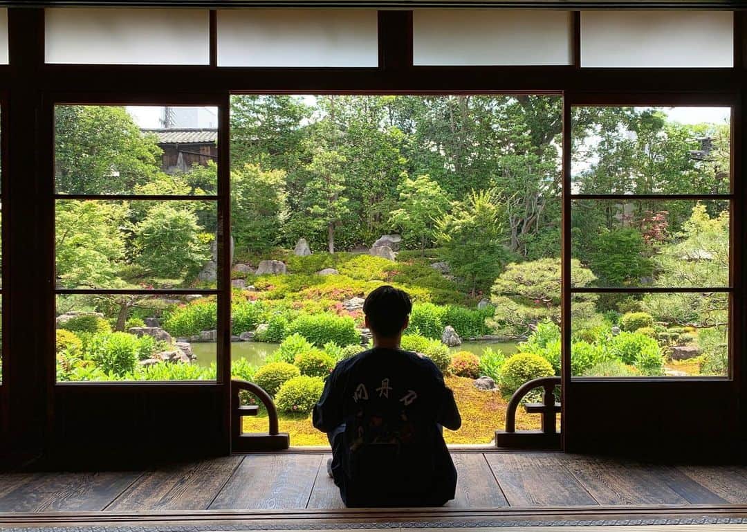 丸山敬太さんのインスタグラム写真 - (丸山敬太Instagram)「京都旅日記  3日目の朝は、建仁寺の両足院の美しいお庭を拝見しながらの座禅。  呼吸と光と音、匂いの、心の、揺蕩うままに、自分という枠組みが、解けて、交じり合い、流れ込み、流れ出す そんな時間。  いつまでも、揺蕩っていたかったな。」6月3日 18時59分 - keitamaruyama