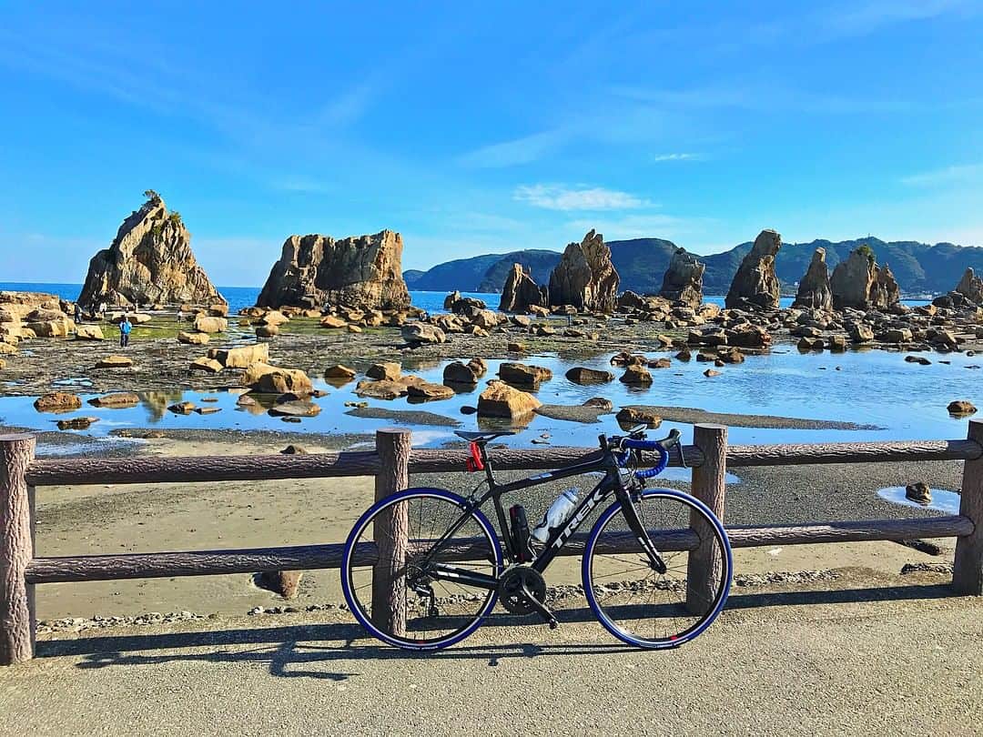 Visit Wakayamaさんのインスタグラム写真 - (Visit WakayamaInstagram)「.﻿ Pedal through Wakayama's cycling kingdom on 800 kilometers of beautifully reconstructed road in comfort. There are numerous cycle stations along the way where you can rest and recharge, and cyclist friendly inns where you can stop for the night.﻿ 📸: @dw_5000﻿ ﻿ Share your stories with #visitwayama and @visitwakayama for a chance to be featured!」6月3日 19時00分 - visitwakayama