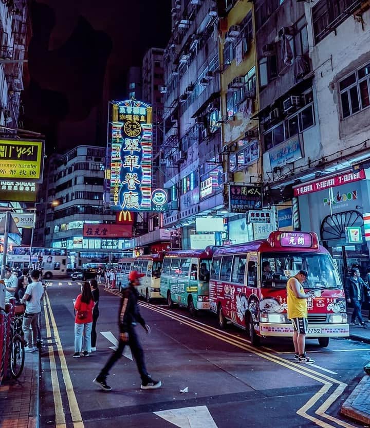 Discover Hong Kongさんのインスタグラム写真 - (Discover Hong KongInstagram)「That stunning streetscape at night! 夜遊鬧市巷弄，隨拍耀眼街景！ 香港ならではの夜の街の景色。 📷: @martinvanekphoto #DiscoverHongKong #repost」6月3日 19時01分 - discoverhongkong