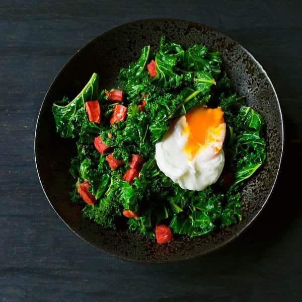 ナイジェラ・ローソンさんのインスタグラム写真 - (ナイジェラ・ローソンInstagram)「A favourite from #HowToEat, #RecipeOfTheDay is Kale with Chorizo and Poached Egg. It’s a Premium Recipe, which means you need to be signed up to nigella.com, but if you’re not already, know that it’s the work of a moment to do so (and costs nothing!) Photograph by Jonathan Lovekin  And to get the recipe, click on link in bio.  To clarify, proceed as follows: tap on my name, which will take you to a page that has a link on it that says www.nigella.com/instagram. When you click on this link, it will take you to a page of photographs: click on the photograph of the recipe in question!」6月3日 19時01分 - nigellalawson