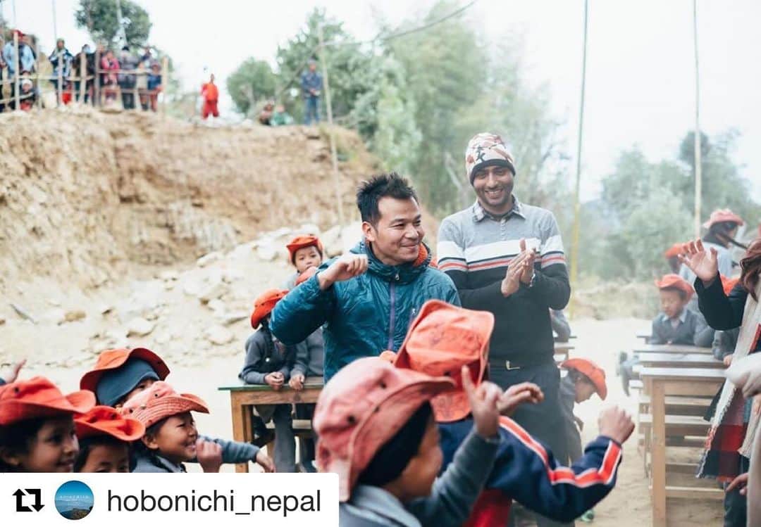 ほぼ日刊イトイ新聞さんのインスタグラム写真 - (ほぼ日刊イトイ新聞Instagram)「赤い帽子の子どもたち。 /  #Repost @hobonichi_nepal ・・・ シャラドは、教育によって人生を変えた。 そして教育の機会を与えてくれた ネパールという国に恩返しをするために、 あるいはネパールという国を変えるために、 生まれ故郷の村にちいさな小学校を建てた。 自分が理想とする小学校を、 まだ大学生のうちに建ててしまった。 木造の、先生がひとりだけしかいない小学校を、 とにかく建ててしまった。 生徒は14人だった。 テキスト #古賀史健 写真 #幡野広志 全文は @hobonichi_nepal の プロフィールリンクからどうぞ。 https://www.1101.com/nepal/index.html Sharad is the founder of #YouMeSchool in #nepal. He changed his life through education. To pay back to his country, and change the country, he built a small primary school in his hometown. You will find the students of YouMeschool, his hometown and also attractive people there at @hobonichi_nepal YouMeSchool को एक राम्रो फोटो। #ネパール #Nepal #SharadRai #幡野広志 #古賀史健 #浅生鴨 #田中泰延 #永田泰大 #小池花恵 #山田秀季 #photography #旅 #旅行記 #ほぼ日 #hobonichi #photo #HiroshiHatano」6月3日 19時01分 - hobonichi1101