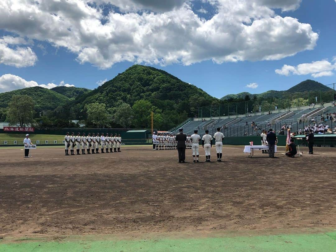 五十幡裕介さんのインスタグラム写真 - (五十幡裕介Instagram)「昨日、 幕を閉じた高校野球春の全道大会。 駒大苫小牧が苫小牧工業との「苫小牧対決」を制し、 2年ぶり6度目の優勝を飾りました！ 2年生エース・北嶋洸太投手が12奪三振の完封！ 初戦の小樽双葉戦、準決勝の札幌第一戦と、 苦しいピッチングもありました。 決勝前に、佐々木孝介監督から 「マー君(田中将大投手)は、点を取られても 感情的にならずに丁寧に投げていた」と言葉を掛けられ、 北嶋投手自身も憧れる大先輩の姿から自分を奮い立たせ、 決勝の舞台で素晴らしいマウンドさばきとなりました。 「春の大会の最後を完封で締められたのは良かったけど、 これを夏につなげられるようにしたい」と北嶋投手。 チームとしては、センバツに出場した2014年以来の 「2年生エース」で夏の甲子園を勝ち獲るべく、 夏の地区大会までの短い期間、 もう一度厳しい練習に取り組みます。 ＊＊＊＊＊＊＊＊＊＊＊＊＊＊＊＊＊＊＊＊＊＊＊ 春の全道大会は、札幌大谷が初戦敗退、 北海や札幌日大、東海大札幌に北照など、 いわゆる常連校と言われるチームが不在の中、 公立校である苫小牧工業や札幌国際情報、 初出場の札幌英藍などが力を見せました。 さぁ、101回目の夏へ。戦いは続きます。  #高校野球 #北海道 #春 #全道大会 #札幌光星 #帯広大谷 #札幌国際情報 #札幌英藍 #函大有斗 #苫小牧工業 #釧路湖陵 #士別翔雲 #遠軽 #滝川西 #札幌第一 #札幌大谷 #旭川大学 #札幌新川 #駒大苫小牧 #小樽双葉 #円山球場 #熱戦 #制したのは駒大苫小牧 #6回目#おめでとうございます！ #いよいよ #夏 へ #HTB #アナウンサー #五十幡裕介」6月3日 19時02分 - htb_isohatayusuke