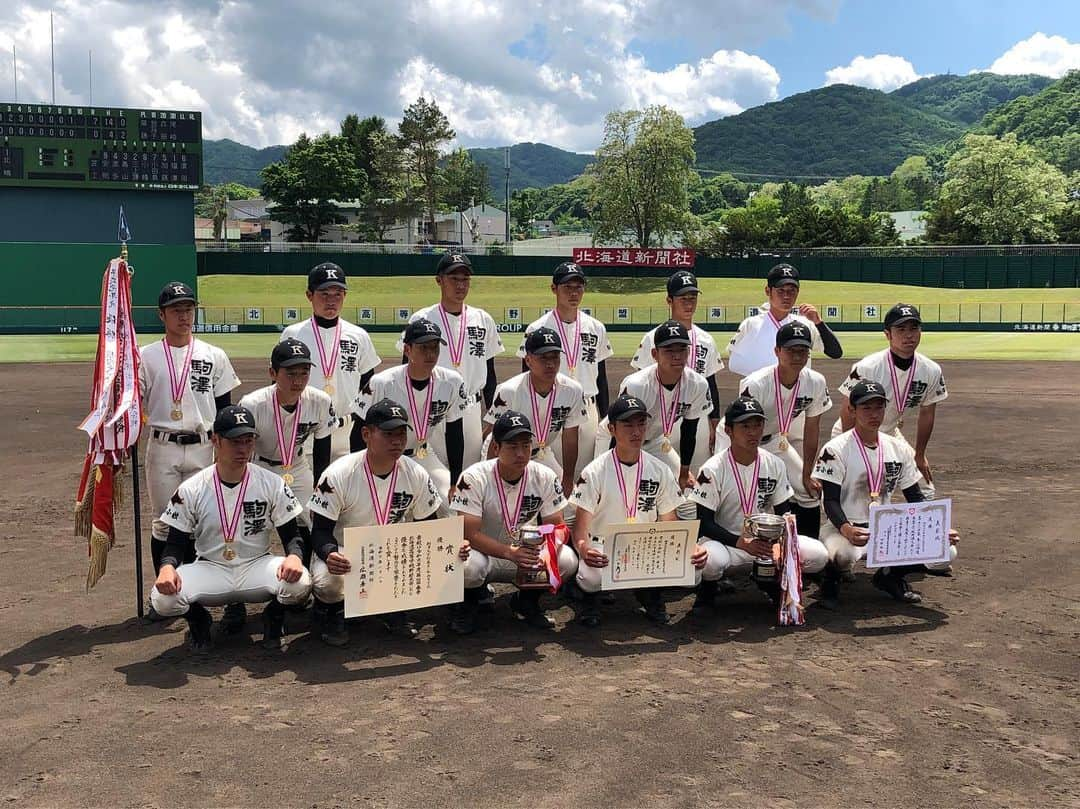 五十幡裕介さんのインスタグラム写真 - (五十幡裕介Instagram)「昨日、 幕を閉じた高校野球春の全道大会。 駒大苫小牧が苫小牧工業との「苫小牧対決」を制し、 2年ぶり6度目の優勝を飾りました！ 2年生エース・北嶋洸太投手が12奪三振の完封！ 初戦の小樽双葉戦、準決勝の札幌第一戦と、 苦しいピッチングもありました。 決勝前に、佐々木孝介監督から 「マー君(田中将大投手)は、点を取られても 感情的にならずに丁寧に投げていた」と言葉を掛けられ、 北嶋投手自身も憧れる大先輩の姿から自分を奮い立たせ、 決勝の舞台で素晴らしいマウンドさばきとなりました。 「春の大会の最後を完封で締められたのは良かったけど、 これを夏につなげられるようにしたい」と北嶋投手。 チームとしては、センバツに出場した2014年以来の 「2年生エース」で夏の甲子園を勝ち獲るべく、 夏の地区大会までの短い期間、 もう一度厳しい練習に取り組みます。 ＊＊＊＊＊＊＊＊＊＊＊＊＊＊＊＊＊＊＊＊＊＊＊ 春の全道大会は、札幌大谷が初戦敗退、 北海や札幌日大、東海大札幌に北照など、 いわゆる常連校と言われるチームが不在の中、 公立校である苫小牧工業や札幌国際情報、 初出場の札幌英藍などが力を見せました。 さぁ、101回目の夏へ。戦いは続きます。  #高校野球 #北海道 #春 #全道大会 #札幌光星 #帯広大谷 #札幌国際情報 #札幌英藍 #函大有斗 #苫小牧工業 #釧路湖陵 #士別翔雲 #遠軽 #滝川西 #札幌第一 #札幌大谷 #旭川大学 #札幌新川 #駒大苫小牧 #小樽双葉 #円山球場 #熱戦 #制したのは駒大苫小牧 #6回目#おめでとうございます！ #いよいよ #夏 へ #HTB #アナウンサー #五十幡裕介」6月3日 19時02分 - htb_isohatayusuke