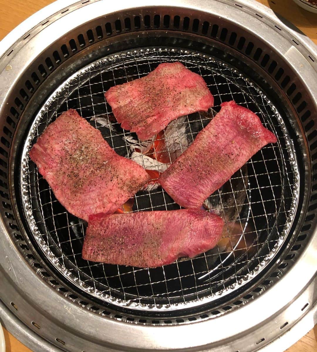 濱野りれさんのインスタグラム写真 - (濱野りれInstagram)「This meat is flattering me...🥺💗 How delicious it looks... All cuisines are chef's choice👨‍🍳🍖 .. おまかせコースでたっぷりお肉を 堪能してきました💫 追加でミノ頼んだんだけど撮るの忘れた🌹 レバーで鉄分もいっぱいとれて幸せです💞 .. .. #rirelog#kinryuzan#shirogane#yakiniku#wagyu#wagyubeef#kobebeef#tokyoeats#toptokyorestaurants#tokyogourmet#lovetoeat#eatlover#tabelog#炭焼金竜山#金竜山#焼肉#焼肉屋#予約困難#食べログ高評価#食べログ4##六本木グルメ#グルメ記録#東京グルメ#ハラミ#レバー#上タン」6月3日 19時03分 - riregram