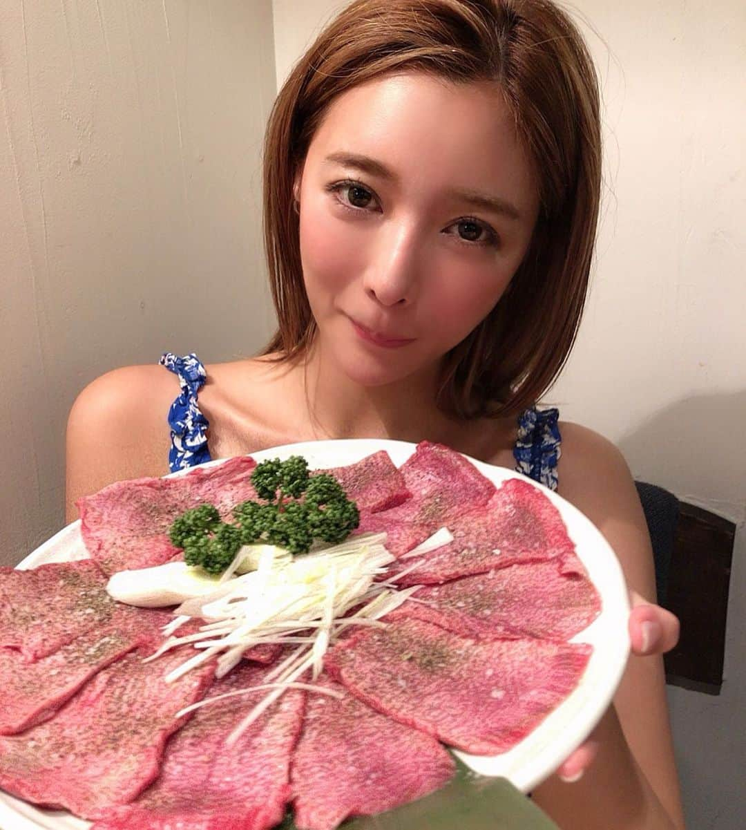 濱野りれさんのインスタグラム写真 - (濱野りれInstagram)「This meat is flattering me...🥺💗 How delicious it looks... All cuisines are chef's choice👨‍🍳🍖 .. おまかせコースでたっぷりお肉を 堪能してきました💫 追加でミノ頼んだんだけど撮るの忘れた🌹 レバーで鉄分もいっぱいとれて幸せです💞 .. .. #rirelog#kinryuzan#shirogane#yakiniku#wagyu#wagyubeef#kobebeef#tokyoeats#toptokyorestaurants#tokyogourmet#lovetoeat#eatlover#tabelog#炭焼金竜山#金竜山#焼肉#焼肉屋#予約困難#食べログ高評価#食べログ4##六本木グルメ#グルメ記録#東京グルメ#ハラミ#レバー#上タン」6月3日 19時03分 - riregram