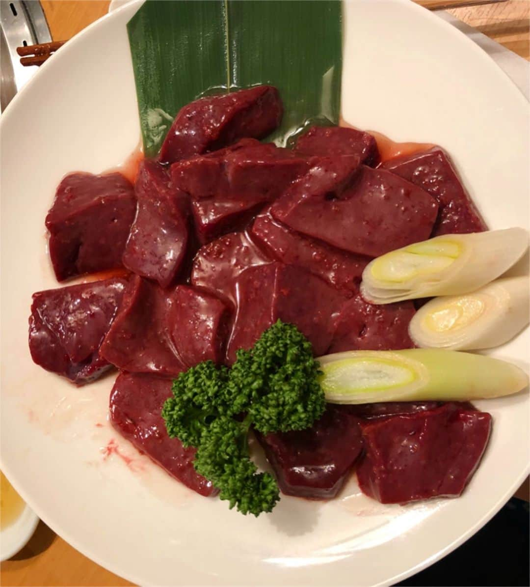 濱野りれさんのインスタグラム写真 - (濱野りれInstagram)「This meat is flattering me...🥺💗 How delicious it looks... All cuisines are chef's choice👨‍🍳🍖 .. おまかせコースでたっぷりお肉を 堪能してきました💫 追加でミノ頼んだんだけど撮るの忘れた🌹 レバーで鉄分もいっぱいとれて幸せです💞 .. .. #rirelog#kinryuzan#shirogane#yakiniku#wagyu#wagyubeef#kobebeef#tokyoeats#toptokyorestaurants#tokyogourmet#lovetoeat#eatlover#tabelog#炭焼金竜山#金竜山#焼肉#焼肉屋#予約困難#食べログ高評価#食べログ4##六本木グルメ#グルメ記録#東京グルメ#ハラミ#レバー#上タン」6月3日 19時03分 - riregram