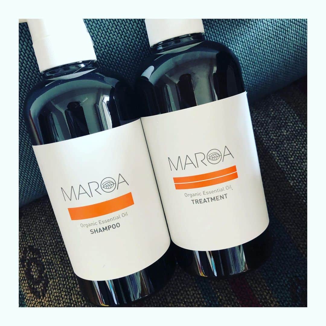 大桑マイミのインスタグラム：「日差しでぱさぱさになりがちな私の髪の毛。@maroa_organic  とーーってもよーい。アロマ好きの私すっかりファンになりました。洗い流すのがもったいないくらい嗅いでいたいw ぐらい香り良し洗いあがり良し 髪の毛つやつや。 これがまた凄い💆‍♀️洗ってる時から潤いがはいってくのがわかるんです。 ツヤツヤなわけです。  シャンプー前は しっかりブラッシング @johnmastersorganics_japan は パーマのなごりで絡む毛先に activartは、産前産後の気になる抜け毛から愛用。そんな髪の毛も優しくいたわってくれる気持ちよい 至福のタオル (梅染め)  私の大好きなヘアケアセット。 今夜も癒しへ。」