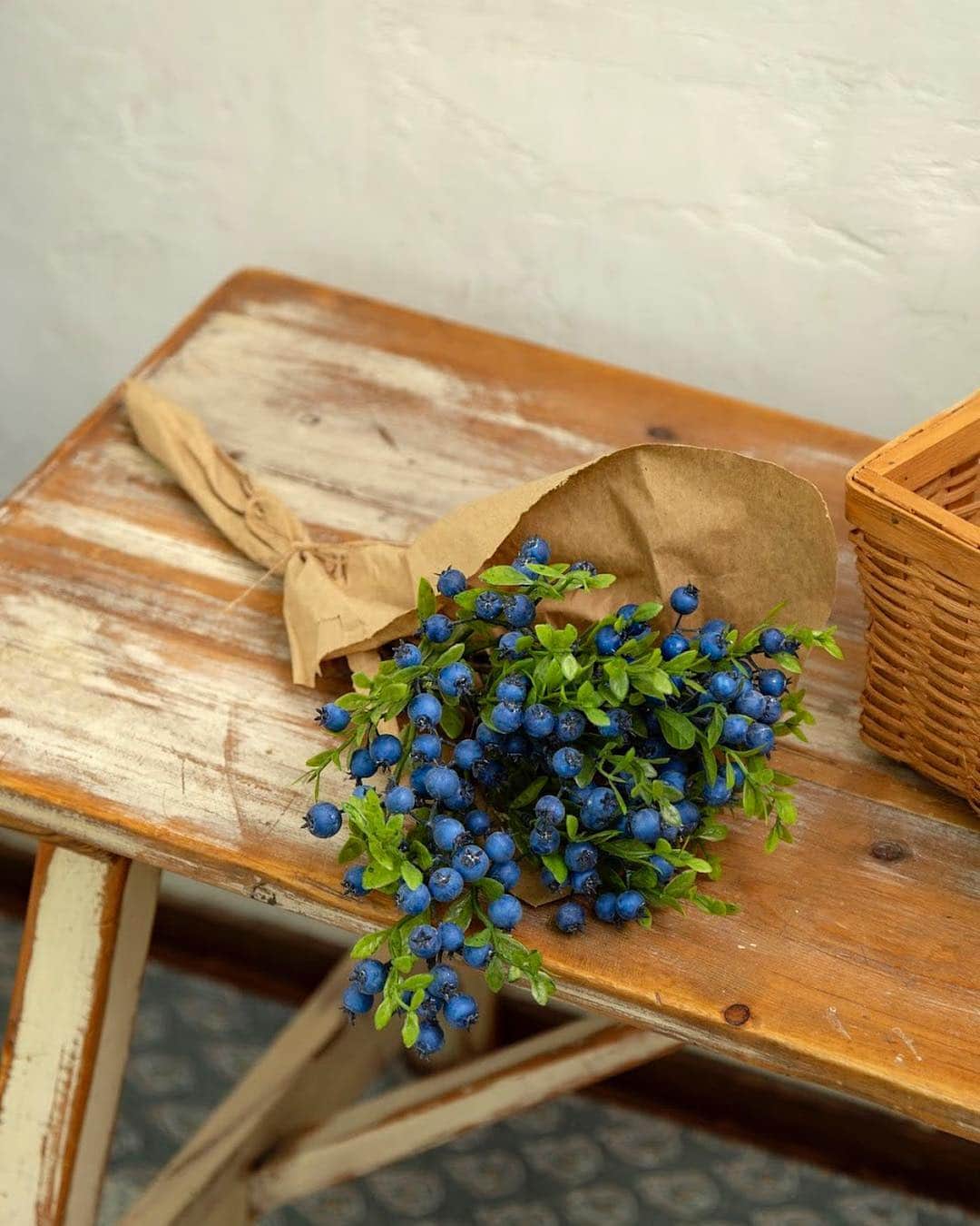 salut!さんのインスタグラム写真 - (salut!Instagram)「＊＊ブルーインテリア＊＊﻿ ﻿ ﻿ ﻿ ﻿ ブルーの爽やかなカラーなインテリアはいかがでしょうか？﻿ ﻿ ﻿ ﻿ 紫陽花にブルーベリー。﻿ 季節の植物を楽しめるようにポットカバーなどもご用意しております。﻿ ﻿ ﻿ ﻿ また今回は1枚目にあるラグマットはパルクローゼット限定商品です＊＊﻿ ﻿ ﻿ 150×150cmのリビングにピッタリサイズです！﻿ ﻿ ﻿ 6月4日 AM10:00〜﻿ 販売致しますので是非チェックしてみて下さい😊﻿ ﻿ ﻿ またその他、商品も6月4日にパルクローゼットに入荷致しますので是非チェックしてみてくださいね＊﻿ ﻿ ﻿ ﻿ ----------------------------------------------﻿ ﻿ 【2、3枚目】﻿ ・フェイク 紫陽花リース ¥1500+tax﻿ ﻿ 【4枚目】﻿ ・フェイク ブルーベリーブーケ ¥1000+tax﻿ ﻿ 【5枚目】﻿ ・3引き出しボックス ¥2500+tax﻿ ﻿ 【6枚目】﻿ ・アンティークガラストップテーブル ¥4000+tax﻿ ﻿ 【7枚目】﻿ ・ウォッシュキルトキューブクッション ¥1500+tax﻿ ﻿ ※7枚目のクッションのみパルクローゼットでの入荷は6月5日頃の入荷となります。﻿ 予めご了承くださいませ。﻿ ﻿ ----------------------------------------------﻿ ﻿ 【パルクローゼット限定】﻿ ・ウォッシュキルトラグマット ¥5000+tax﻿ サイズ:150×150cm﻿ ﻿ ﻿ ﻿ ※店舗により在庫状況が異なる場合がございます。﻿ 予めご了承下さいませ。﻿ ﻿ ﻿ ﻿ ﻿ ﻿ #ブルー#ブルーインテリア#Blue﻿ #Blueinterior﻿ #紫陽花#リース#ブルーベリー﻿ #salut!#サリュ#まいにちインテリア」6月3日 19時04分 - salut_shop
