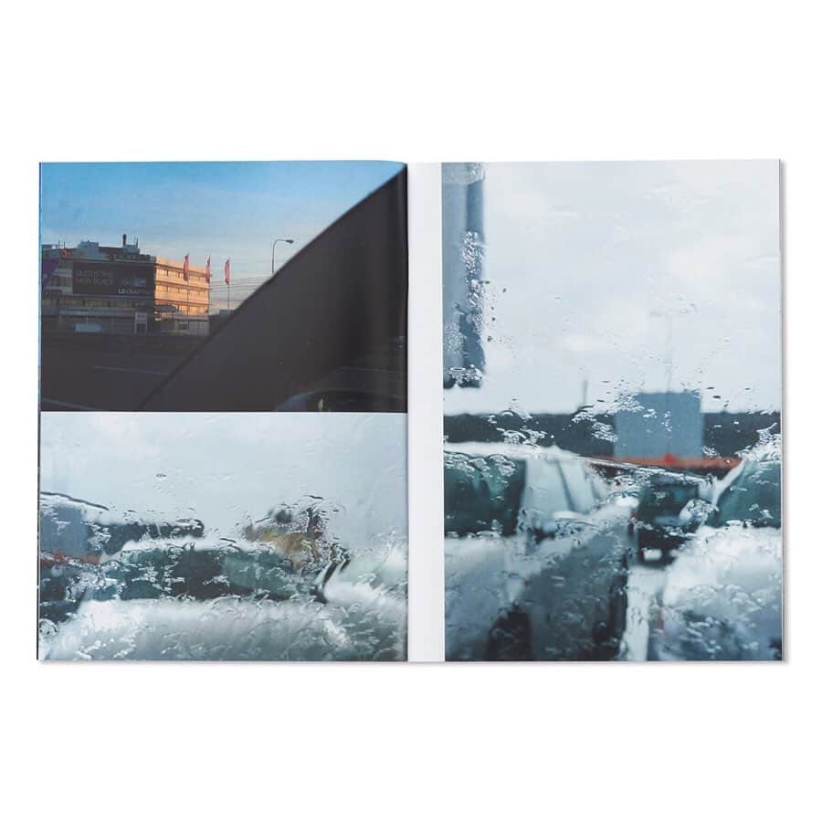 のインスタグラム：「【ART&CULTURE】 ブックショップShelf(@shelf_bookshop )の今週のレコメンド📖は、スウェーデンの写真家/映像作家アンダース・エドストロームの新しい作品集『Loops』。 時系列に沿って本の表紙から裏表紙までを使い、物語仕立てにイメージを収録した一冊。日常の光景を切り取った写真の合間に見られる、“光を反射する顔料の水たまり”のイメージは、エドストロームの自宅で制作されたもの。  かの有名な『ロリータ』を書いた作家#ウラジーミルナボコフ の小説『ベンド・シニスター』のテーマの一つにもなっている水たまり。ナボコフは、音に色を見出したり光を味わったりと特殊な感覚を持っていたと言われており、小説のなかでそれは、隠語のように表面からは一見分からない表現として物語に沁み込ませられている。 『Loops』もまた、エドストローム独自の共感覚をイメージを通じて研究した過程が収められている。 . @fashionheadlinejpn サイトで公開中✒︎ . @andersedstrom_photography  @antennepublishing  #AndersEdström #AndersEdstrom #アンダースエドストローム #shelf #book #art #シェルフ #Shelfレコメンドブック #ファッション #写真集 #フォトグラファー」