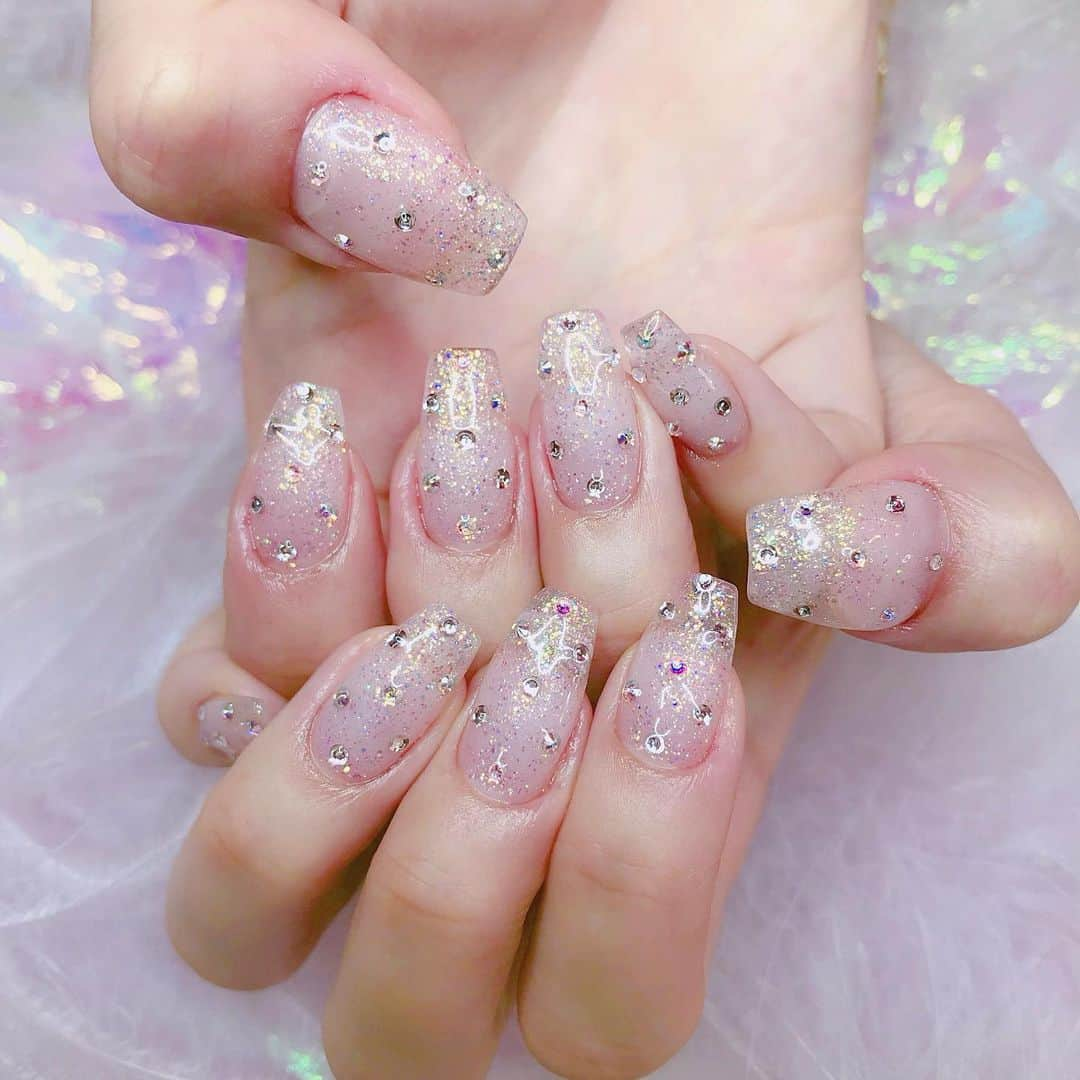 紗蘭さんのインスタグラム写真 - (紗蘭Instagram)「💖New Nail💖 今回もキラキラちゃん✨ ラメベースにクリスタルとオーロラストーンを散りばめてシンプルだけど派手可愛い😍💖💖💖 かいくんいつもありがとう⭐️ #me #newnail #nail #pinkrosewindow」6月3日 19時09分 - saracchidayo