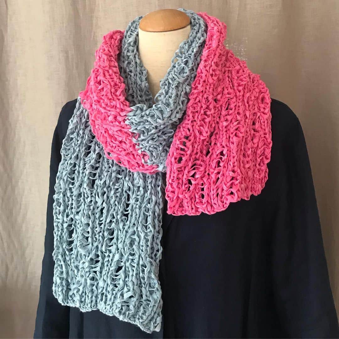 マル子のインスタグラム：「Lion Brand Drop Stitch Shawl 編み上がりました！  @chickadeeyarn で編み図をいただき、買ってあったRewind 2玉で出来ました。 可愛い❤️」