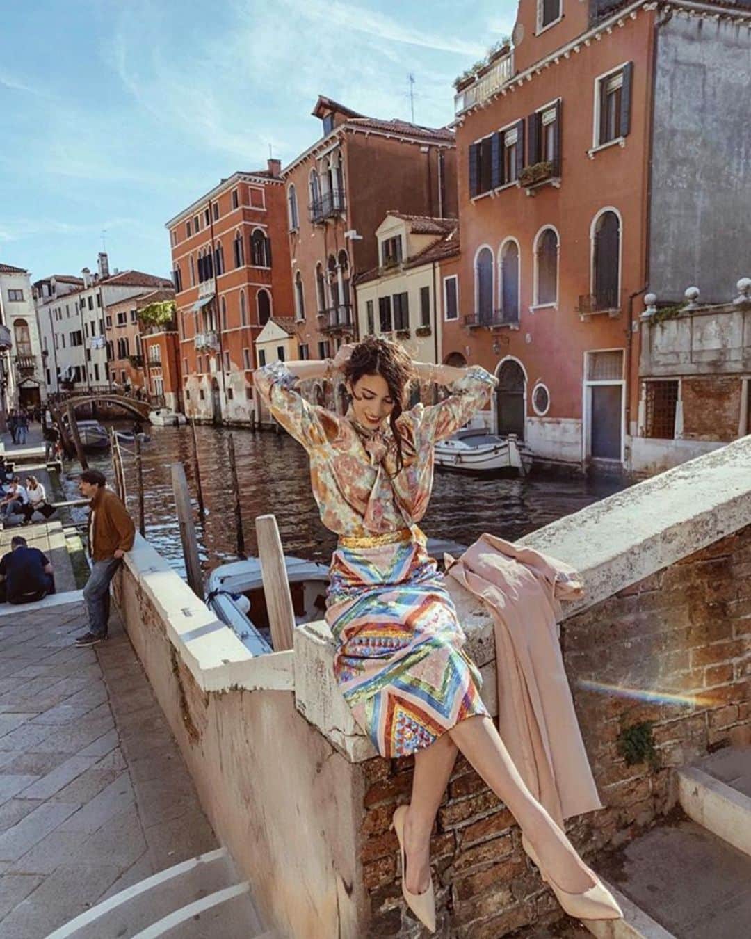 マヌーシュさんのインスタグラム写真 - (マヌーシュInstagram)「#ManoushGirl in Venice 💕✨ . @federicola is wearing the Rosebud blouse & Ethnic sequin skirt, available in stores and online. Tap to buy !」6月3日 19時16分 - manoush_officiel
