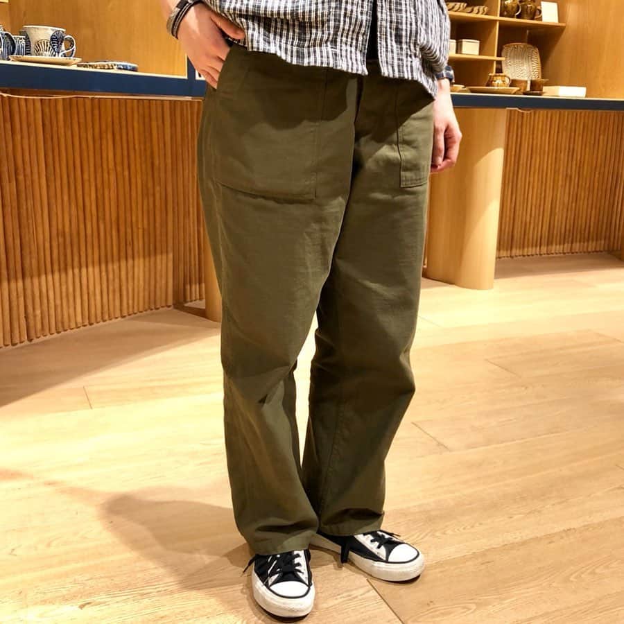 BEAMS JAPANさんのインスタグラム写真 - (BEAMS JAPANInstagram)「＜BUZZ RICKSON'S＞×＜fennica＞ Baggy Fatigue Pants Mens&Womens 太さに拘った＜fennica＞別注バギーファティーグパンツ。 1940年代に米軍で採用されていたベイカーパンツをベースに製作しました。 ヒップから裾にかけて広がるので、夏でも快適な着心地です。 レディースは28、メンズは30〜36のサイズをご用意しております。 ぜひ店頭にてお試しください！  BEAMS JAPAN 5F @fennica_shinjuku ☎︎03-5368-7304 #buzzricksons #beams #beamsjapan #beamsjapan5th #fennica #fennicastudio」6月3日 19時19分 - beams_japan