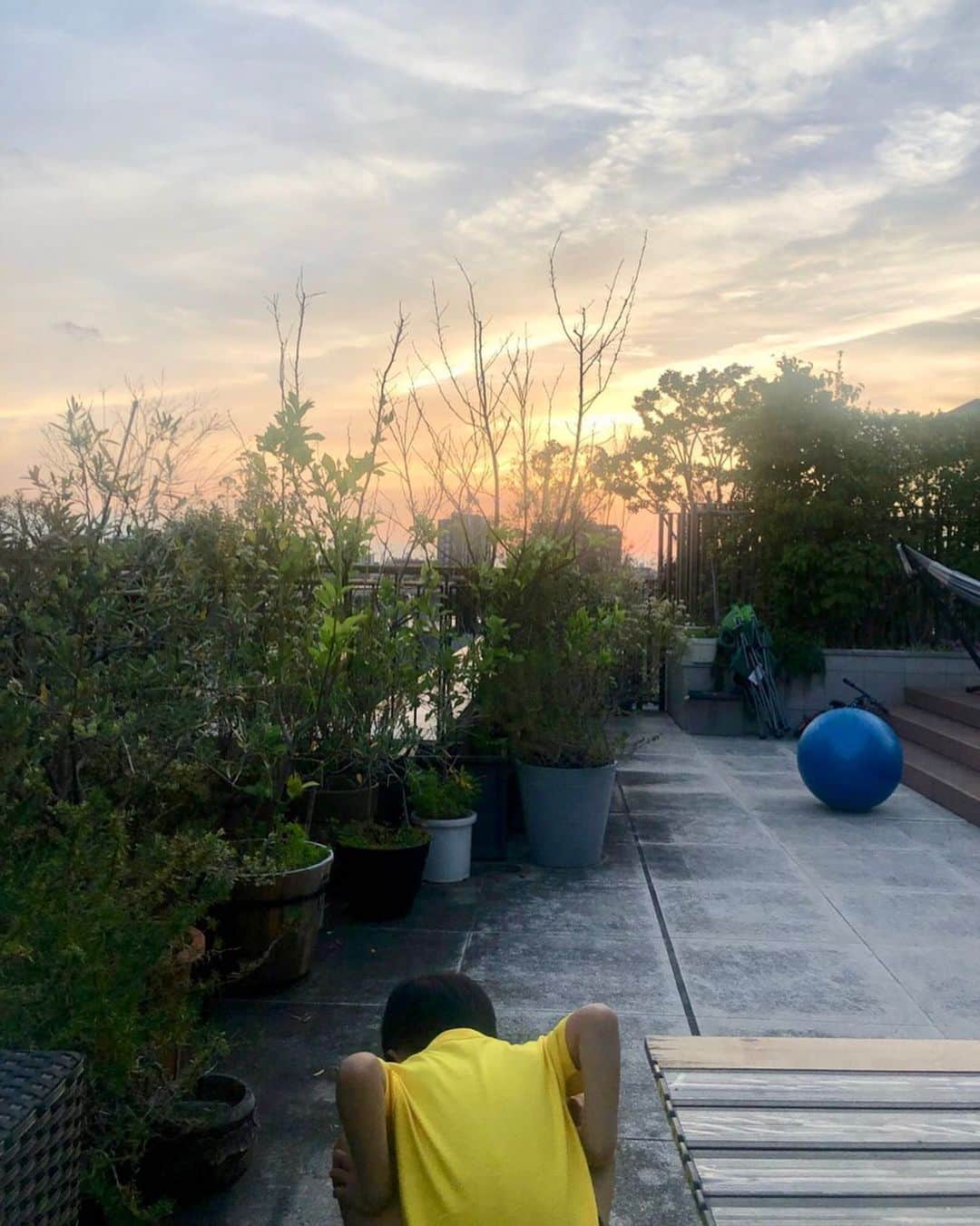 市川海老蔵 （11代目）さんのインスタグラム写真 - (市川海老蔵 （11代目）Instagram)「* 倅は地を見て 父は空を見てます  わたしには空が魅力的ですが 倅には細かく動く ダンゴムシさんが魅力的だそうです。 すごい分かる！ 笑笑。  #市川海老蔵 #海老蔵 #成田屋 #歌舞伎  #ABKAI #ABMORI #ebizoichikawa #ebizo #kabuki #thunderparty  #classic」6月3日 19時20分 - ebizoichikawa.ebizoichikawa