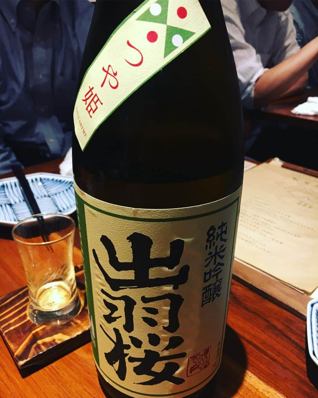 片桐千晶さんのインスタグラム写真 - (片桐千晶Instagram)「⁑ ‪山形の方々と、山形の日本酒を沢山味わう夜🌃 同じ銘柄でも酒米の違いがはっきり出て面白い！ つや姫だとお米感がしっかり出るなー🌾 くどき上手は「酒呑みのお酒」感が好き😚 ‪#日本酒 #山形 #出羽桜 #くどき上手 #和らぎ水は大切‬ #daedoko」6月3日 19時21分 - chiaki.katagiri333