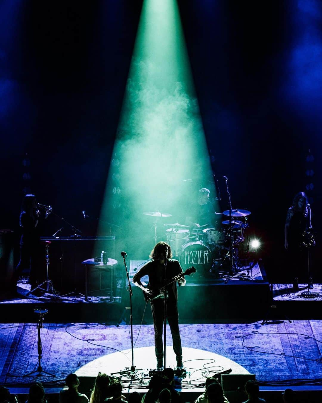 ホージアさんのインスタグラム写真 - (ホージアInstagram)「So good to be back in Minneapolis.  Thank you to everyone at the State Theatre for making it so special 🖤 📸 @austinroa」6月3日 19時31分 - hozier