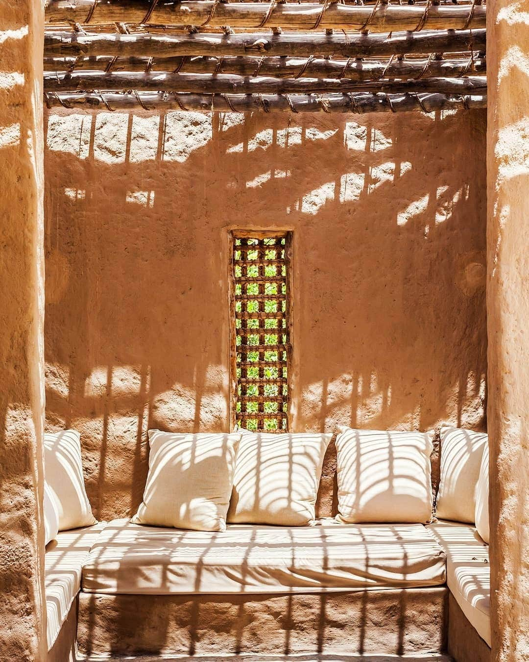 エレスさんのインスタグラム写真 - (エレスInstagram)「Blinded by the summer lights in little corners we like. Picture by @juliencapmeil at @sixsenseszighybay in Oman.  #eresparis #escape #inspiration #oman」6月3日 19時27分 - eres