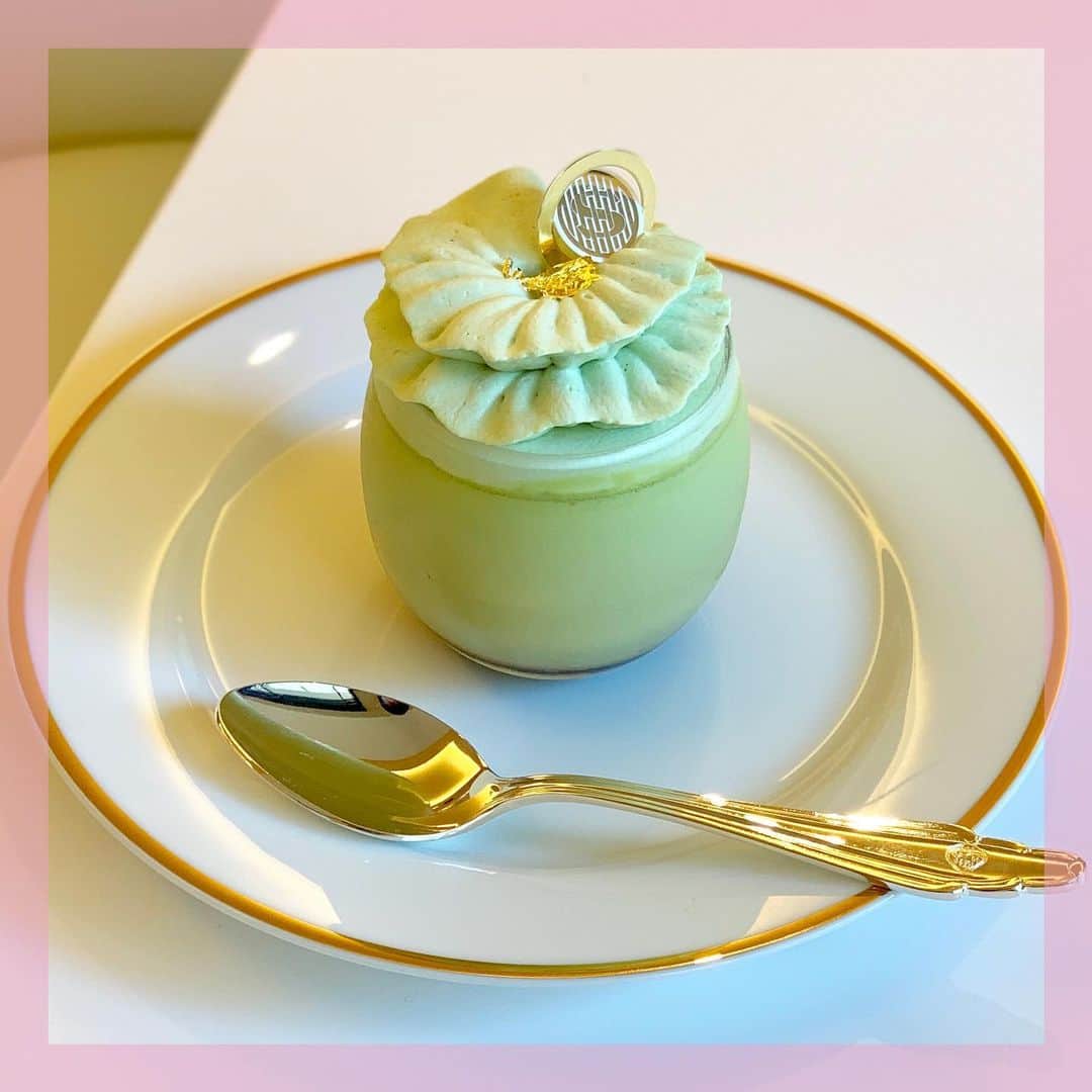 のインスタグラム：「【#本日のご褒美 】#月曜日はスウィーツの日 💕 5月にオープンしたばかりの資生堂パーラー自由が丘店で限定スイーツを発見！上品な佇まいの「クレームショコラ」は、こぶりなサイズ感で手みやげにもおすすめのアイテム。 抹茶・日向夏・ほうじ茶と、ちょっと大人のフレーバーが揃います（こちらは抹茶）。開放的なテラス席で、ちょっと優雅なスイーツタイムを過ごしました🍮 #sweetsmonday #todayslittlehappiness #VOGUEGIRLエディターのお気に入り #資生堂パーラー #資生堂パーラー自由が丘 #クレームショコラ #自由が丘スイーツ」