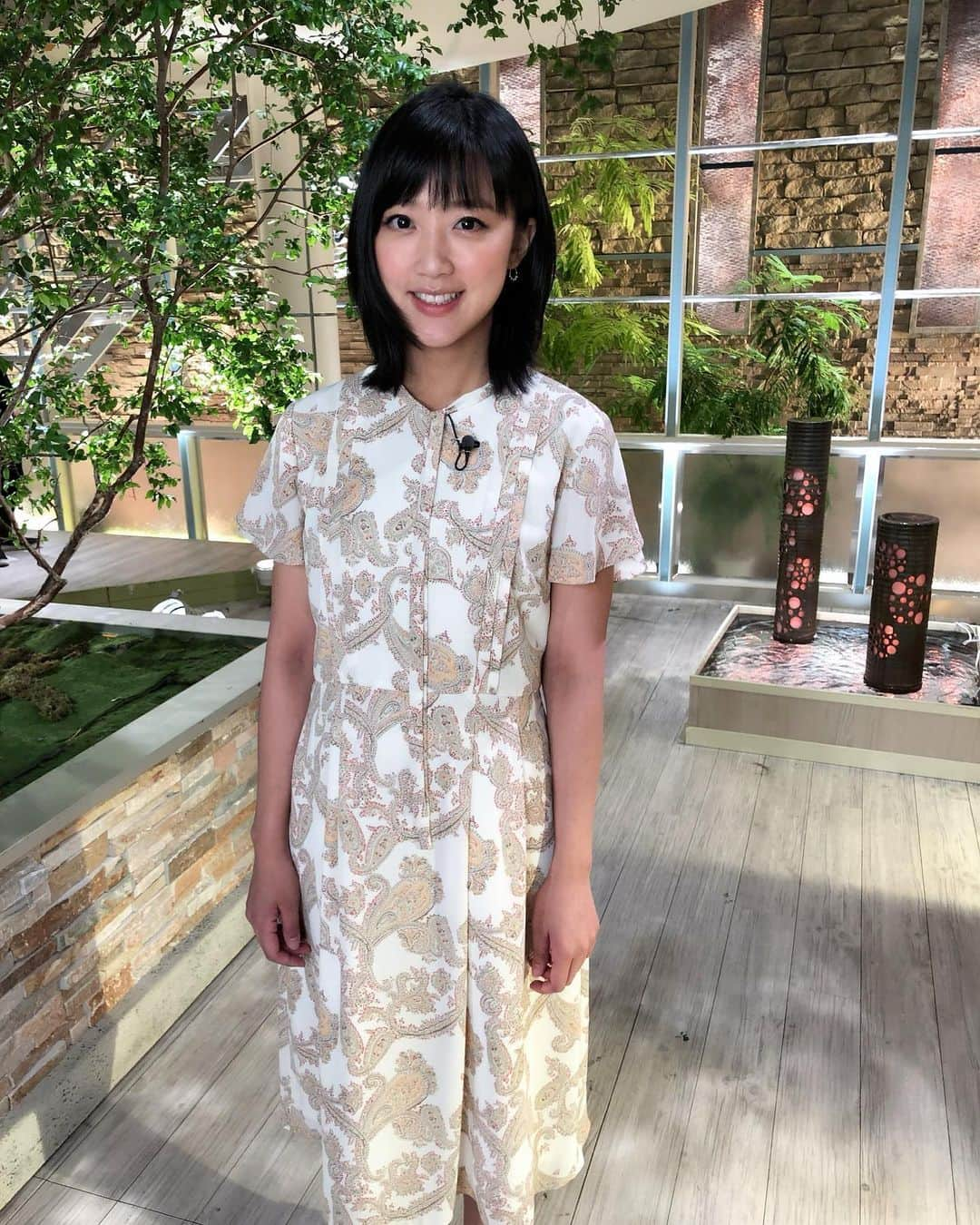 竹内由恵さんのインスタグラム写真 - (竹内由恵Instagram)「1週間が始まりました。6月といえば、梅雨。私は夏の暑さより雨が降っているほうが涼しいので好きです。 最近遅めになっていましたが、今回は早いタイミングで先週の衣装を載せられました✨  1枚目 ワンピース BRAHMIN(ブラーミン) 2枚目 ワンピース BRAHMIN(ブラーミン) 3枚目 ワンピース AMACA(アマカ) 4枚目 ブラウス・スカート Paul Stuart(ポール・スチュアート) 5枚目 ワンピース Paul Stuart(ポール・スチュアート)  #amaca #brahmin #paulstuart #アナウンサー衣装」6月3日 19時27分 - yoshie0takeuchi