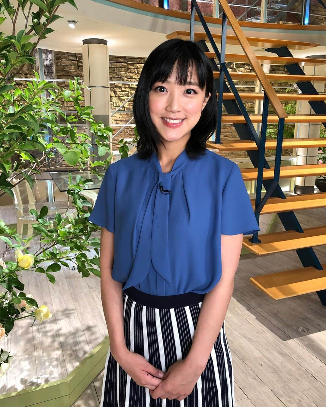 竹内由恵さんのインスタグラム写真 - (竹内由恵Instagram)「1週間が始まりました。6月といえば、梅雨。私は夏の暑さより雨が降っているほうが涼しいので好きです。 最近遅めになっていましたが、今回は早いタイミングで先週の衣装を載せられました✨  1枚目 ワンピース BRAHMIN(ブラーミン) 2枚目 ワンピース BRAHMIN(ブラーミン) 3枚目 ワンピース AMACA(アマカ) 4枚目 ブラウス・スカート Paul Stuart(ポール・スチュアート) 5枚目 ワンピース Paul Stuart(ポール・スチュアート)  #amaca #brahmin #paulstuart #アナウンサー衣装」6月3日 19時27分 - yoshie0takeuchi