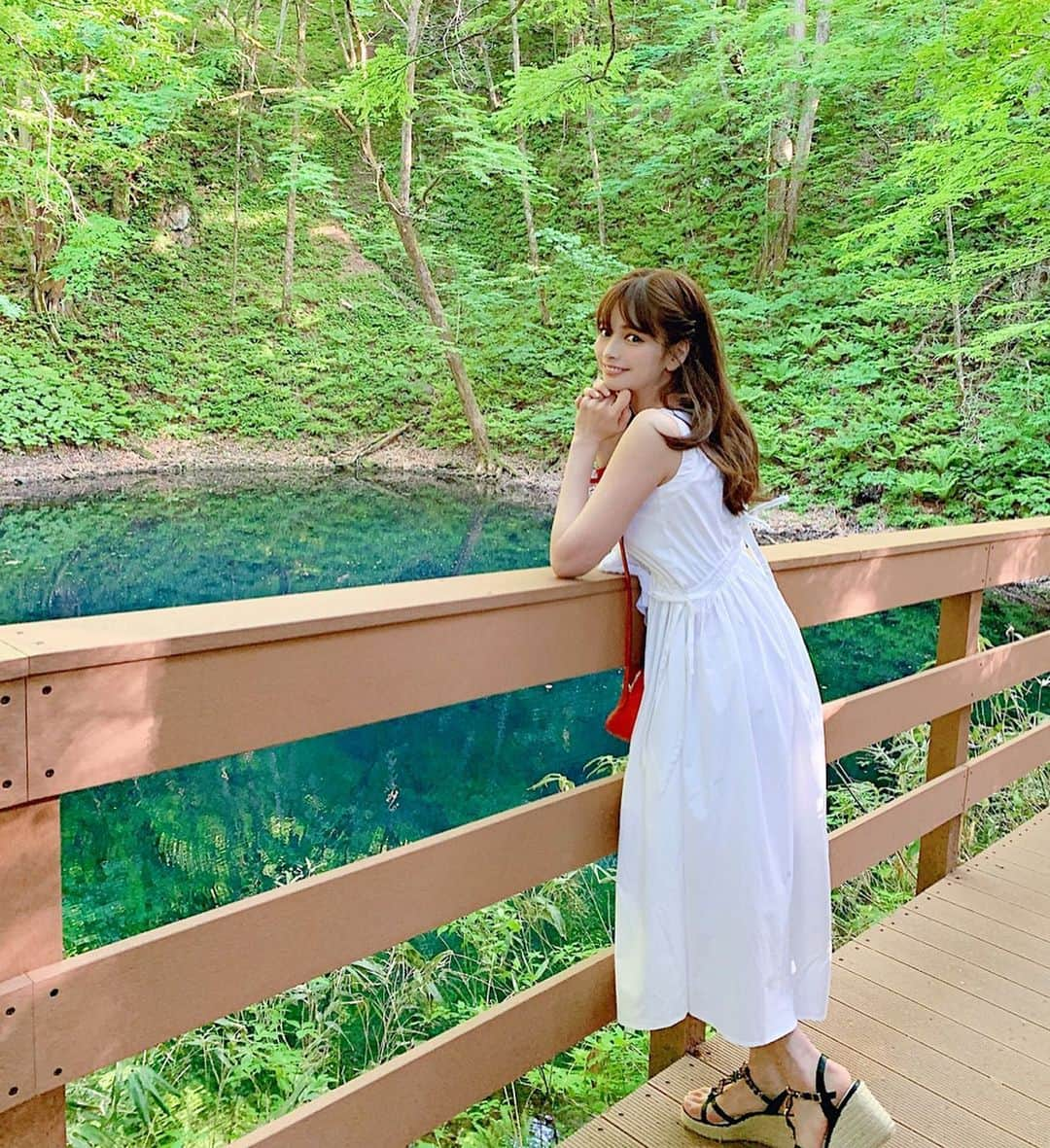 得あゆさんのインスタグラム写真 - (得あゆInstagram)「青池素敵すぎた…👉🏻👉🏻👉🏻 名前の通りすごい青くない？？💙✨ カメラ越しでも綺麗だけど 肉眼で是非見て欲しいです✨ ・ ・ ・ ・ ・ ・ ・ #青池#十二湖#観光#旅行#旅#女子旅#青森#田舎#自然#綺麗#インスタ映え#カメラ女子#ワンピース#美容#ヘアスタイル#ナチュラル#シンプル#デート#カップル#友達#家族#絶景#青#ブルー#梅雨#travel#japanesegirl#blue#beautifullife#japantrip」6月3日 19時30分 - tokuayu819