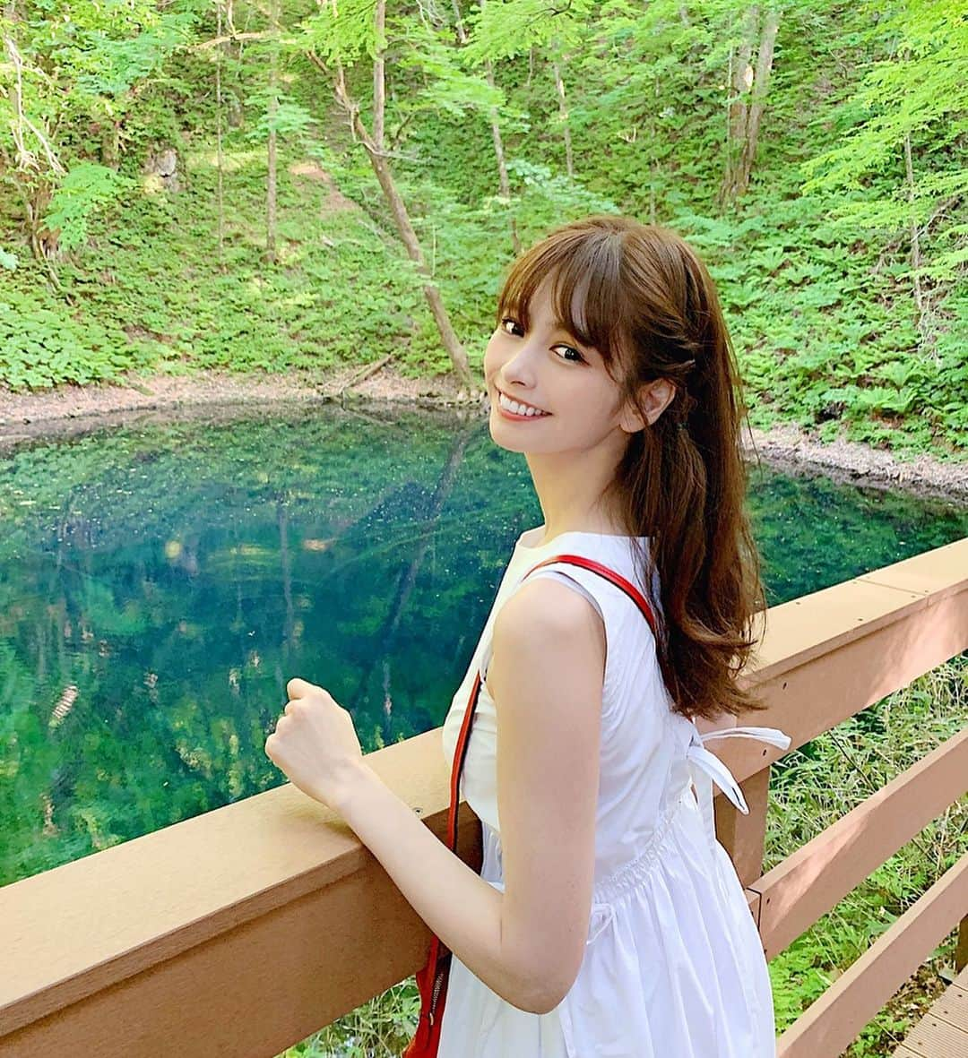 得あゆさんのインスタグラム写真 - (得あゆInstagram)「青池素敵すぎた…👉🏻👉🏻👉🏻 名前の通りすごい青くない？？💙✨ カメラ越しでも綺麗だけど 肉眼で是非見て欲しいです✨ ・ ・ ・ ・ ・ ・ ・ #青池#十二湖#観光#旅行#旅#女子旅#青森#田舎#自然#綺麗#インスタ映え#カメラ女子#ワンピース#美容#ヘアスタイル#ナチュラル#シンプル#デート#カップル#友達#家族#絶景#青#ブルー#梅雨#travel#japanesegirl#blue#beautifullife#japantrip」6月3日 19時30分 - tokuayu819