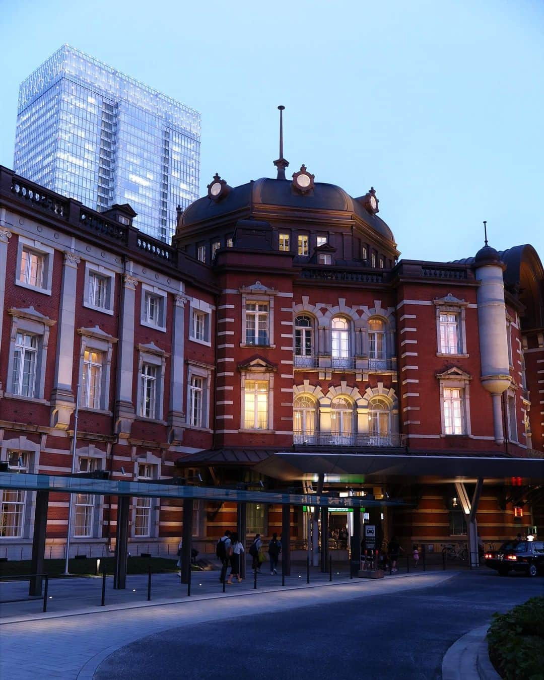 東京ステーションホテルTokyo Station Hotelさんのインスタグラム写真 - (東京ステーションホテルTokyo Station HotelInstagram)「6月16日の父の日 ﻿ ﻿ 「お父さんありがとう」の想いを込めて、東京駅舎のオーセンティックバー「オーク」にご招待してはいかが。﻿ ﻿ 期間限定でラインナップしているサントリー山崎蒸溜所のレアウィスキー（JRホテルメンバーズ限定）で、グラスを傾けながら語り合うひとときを。﻿ ﻿ Give special thanks to your farther this June 16th, and treat him to drinks and food at Bar Oak. Experience an authentic atmosphere, and enjoy 3 different varieties of Suntory Japanese whiskey. ——————————————————————— #fathersday #toast #hotelbar #authenticbar #tokyobar #suntorywhisky #japanesewhisky #tokyostation #tokyostationhotel #marunouchi #父の日 #オーセンティックバー #サントリーウィスキー #国産ウイスキー #山崎蒸溜所 #エッセンスオブサントリー #ホテルバー #東京バー #東京ステーションホテル #東京駅 #丸の内」6月3日 19時41分 - tokyostationhotel