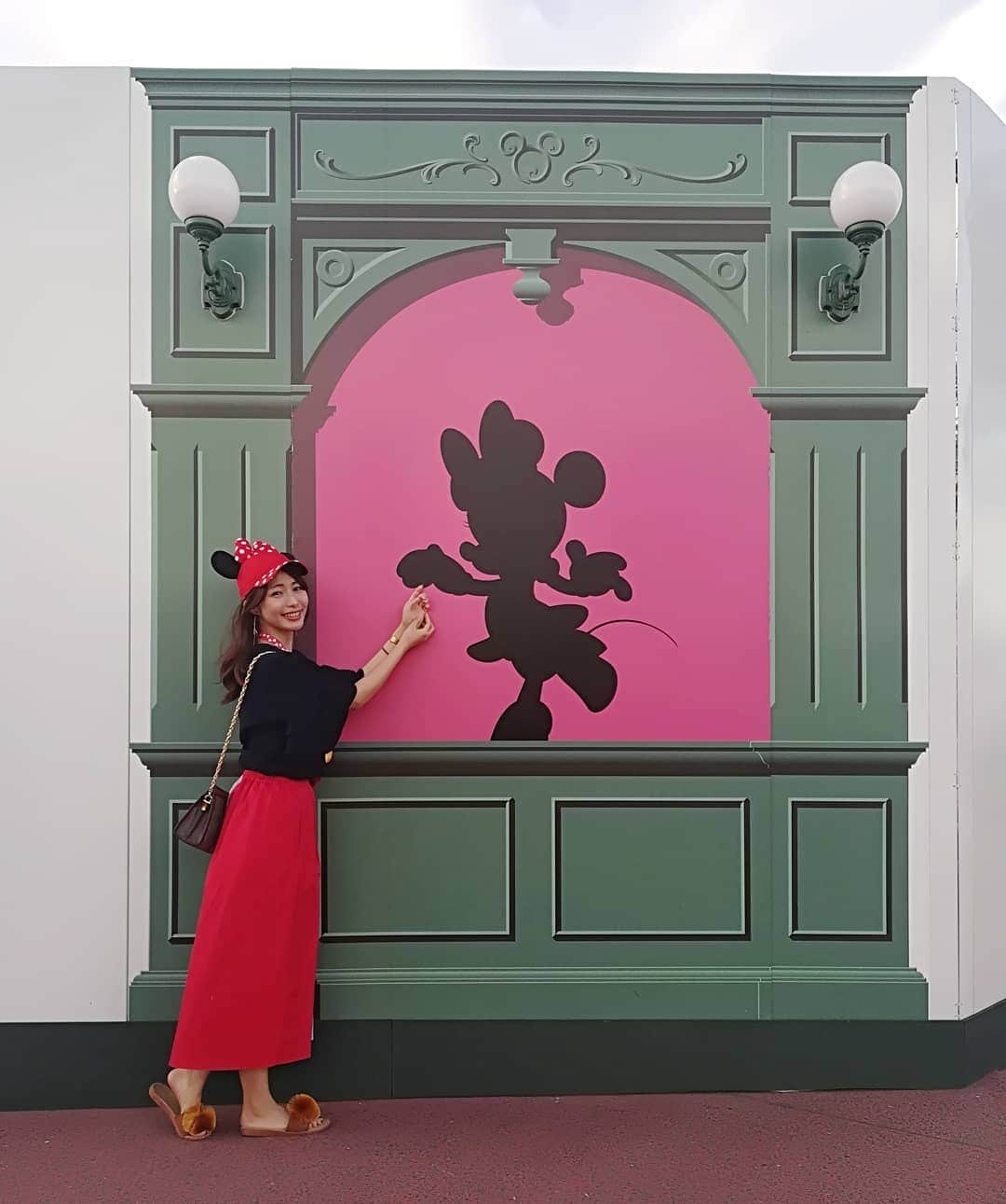 のインスタグラム：「* 5年ぶりくらいの東京ディズニーランド✨ 改装中とか、工事のところめちゃくちゃ多くかったけど、楽しかった～～💟 工事中の壁もディズニー仕様⛏️ * いまの若い子たちには、ヘアバンドタイプのヘッドアクセが流行りみたいね🤔 あと、ミクロアドベンチャーが無くなってたのが衝撃でした(笑)古すぎ😂？？ * *  ディズニーにてパワー充電🔌 今週もお仕事頑張りましょ～う💟💟 * #ディズニー #ディズニーランド  #東京ディズニーシー  #disney #disneyland #disneyphotography #TDL #tokyo #disneytokyo #wallart  #disneylandtokyo  #ミニー #ミニーちゃん  #daytoday #dayphoto #love」