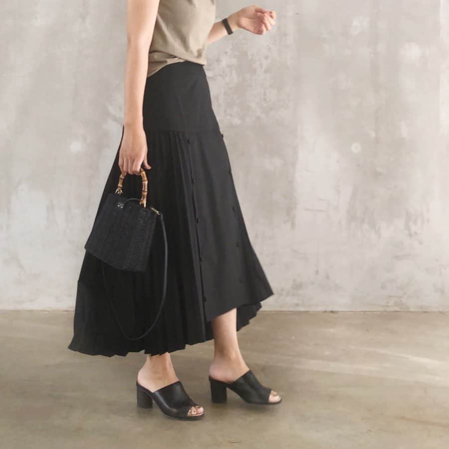 acco.mamaさんのインスタグラム写真 - (acco.mamaInstagram)「⠀ 1つ前の服とほぼ同じ配色. いーの、だってこれが 落ち着くんだもの🙄 ⠀ @slashe_official スカートは サイドだけプリーツだから 広がり過ぎない ボリューミーなシルエットがかわいい ☞☞☞ ⠀ tops #galerievie skirt #slashe bag #zara sandal #finshoes #fin ⠀」6月3日 19時36分 - acco.mama