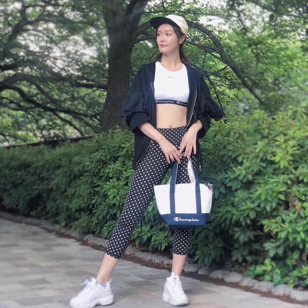 宇水遥佳さんのインスタグラム写真 - (宇水遥佳Instagram)「. ジムにはトレーニングウェアを 着ていく派😋 . . #ootd #cap #barneysnewyork  #jacket #韓国 #tops #champion #bottoms #victoriassecret  #shoes #fila #bag #champion . . @yuma.kashiwada さんのトレーニングは おしりとハムストリングスにめっちゃ効く🏋️‍♀️ なので裏面が絶賛筋肉痛なうです🥺💦🥺💦 . バッグはゴルフ用なんだけど大きくて 便利だからジムでも使ってる☺️ . @gravity_gym_jp  @gravity_online_jp  #ジム #トレーニング #トレーニング女子  #パーソナル #パーソナルトレーニング #ワークアウト  #ワークアウト女子 #スポーツ好きな人と繋がりたい  #チャンピオン #champion #championjp #cpfu #championgolf #gym #training  #personal #personaltraining  #workout」6月3日 19時37分 - haruka._.usui