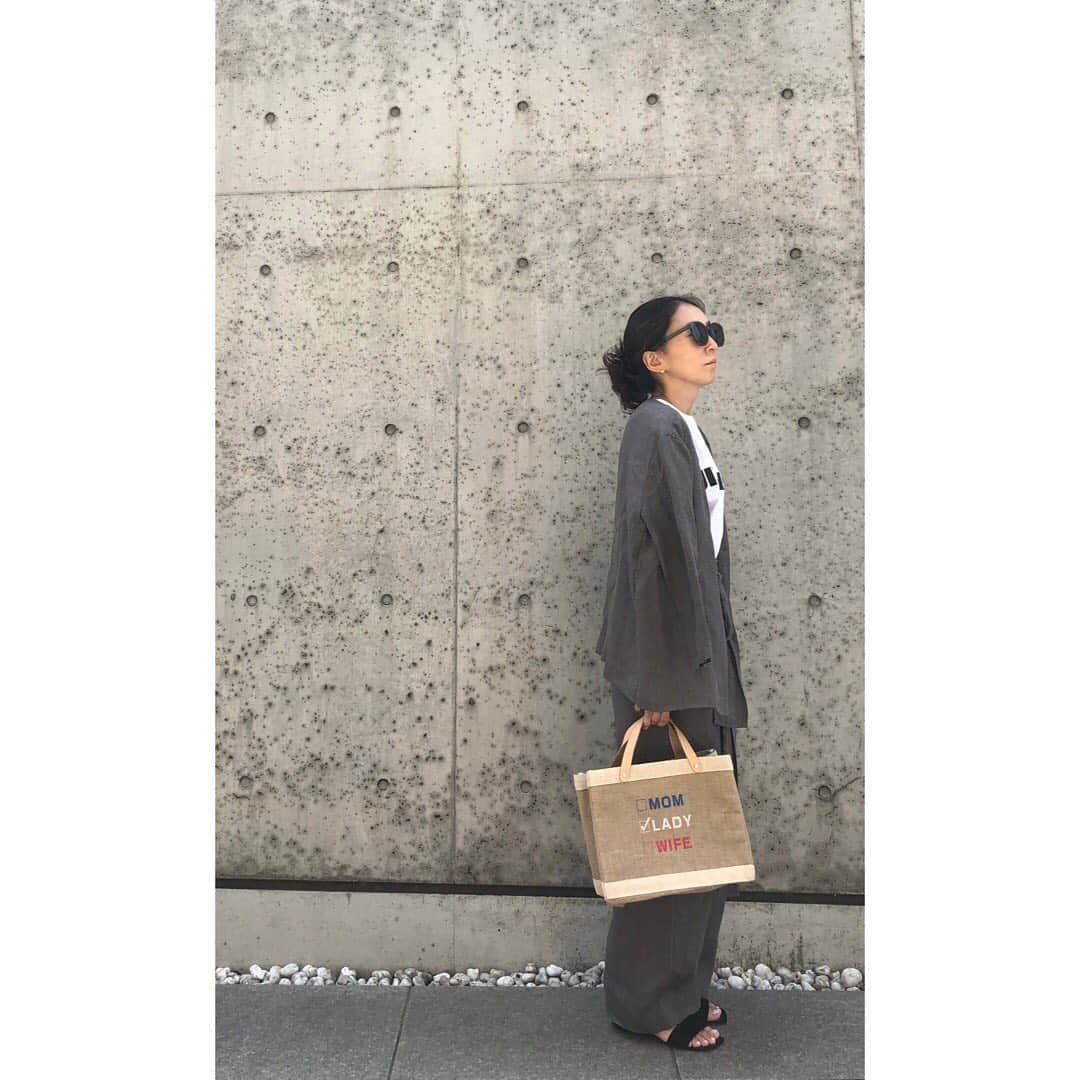 高橋志津奈さんのインスタグラム写真 - (高橋志津奈Instagram)「7日発売の @verystore_jp では、大人気のアポリス @apolisjapan とのコラボバッグが登場します！ . なんて文字を入れるか悩みました〜。 . 女性でいることを忘れがちだからチェックを入れて、でも、ママでもあり、妻でもあり😂 . 忙しい毎日だけどオシャレして楽しめたらいいなと思って考えました！ . ビッグサイズの方は週末活躍してますが、このサイズならデイリーに使い勝手がいい！ベビーカーにもかけられるし、サイズ感がとにかくベスト！ . 7日の発売をお楽しみに！ . #shizunascoordinate #一足先に愛用中#アポリス」6月3日 19時49分 - shizunan