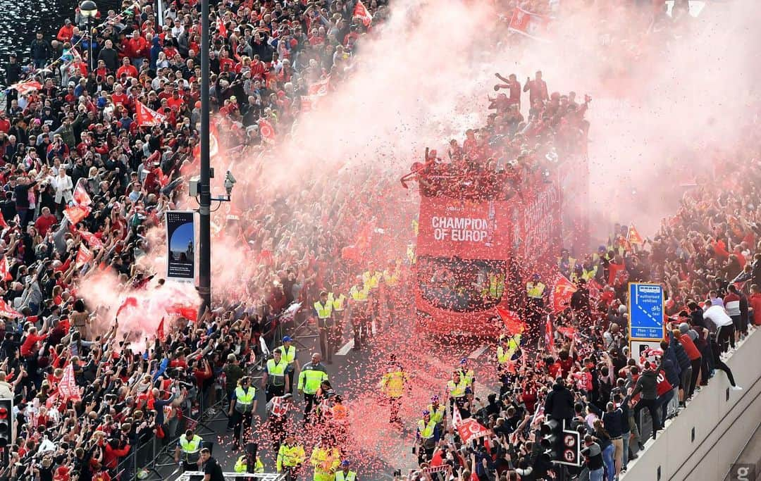 リアン・ブリュースターさんのインスタグラム写真 - (リアン・ブリュースターInstagram)「@liverpoolfc one family together ❤️Unbelievable feeling to share these moments with this group of boys and all of the fans ❤️❤️❤️」6月3日 19時57分 - rhianbrewster