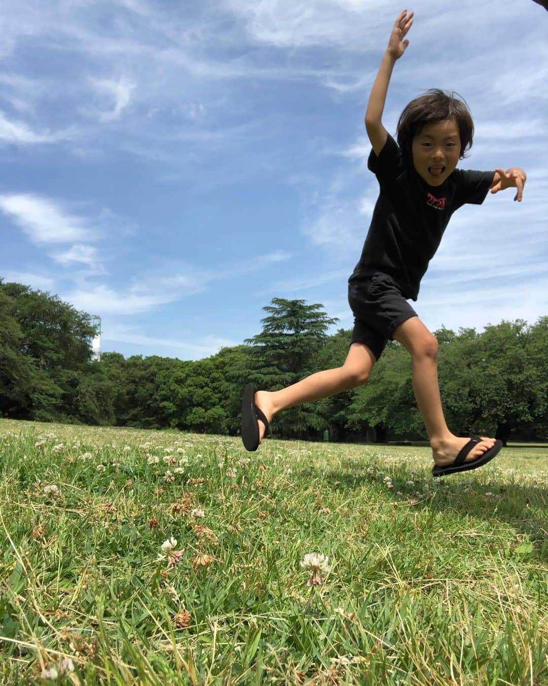 青木大輔さんのインスタグラム写真 - (青木大輔Instagram)「めちゃくちゃ笑った！ 天気もロケーションも良かったから 息子と交互にアイデア出し合って セルフィー🤳 マジ楽しかった！！ #todayisagoodday#親子#愛息子#セルフィー#爆笑#汗だく#良い日」6月3日 19時59分 - daisukeaoki_tiechel