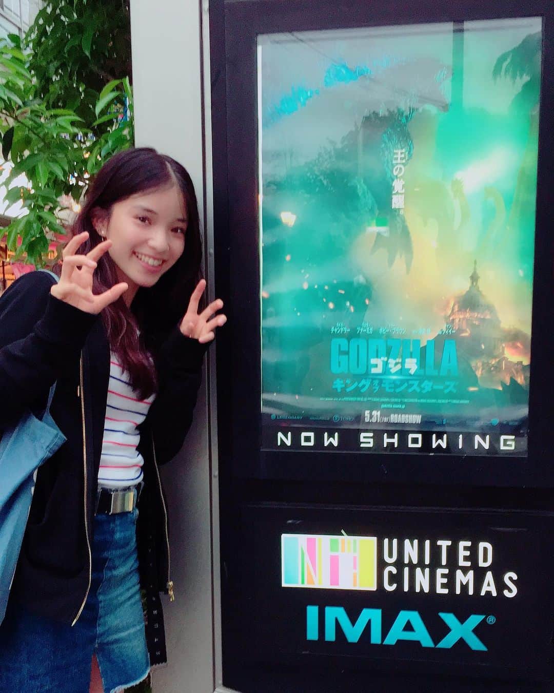 のインスタグラム：「#ゴジラキングオブモンスターズ を IMAX で見てきました🔥🔥 しかもお初のウィンブルシート で😳  終始気が抜け無いくらい 椅子がリアルに動いてて 音も映像も迫力が凄くて 終わった後もドキドキしてました🙊  ゴジラちょっと可愛かった…💓笑  #ゴジラ #IMAX #ウィンブルシート」