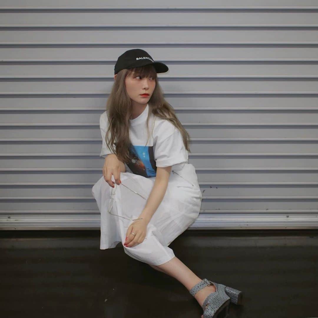RINA（鈴木理菜）さんのインスタグラム写真 - (RINA（鈴木理菜）Instagram)「(@openingceremony.jp) × (@jirokonami) の、フォトTで真っ白コーデ 久々のヒール」6月3日 20時00分 - urarina821
