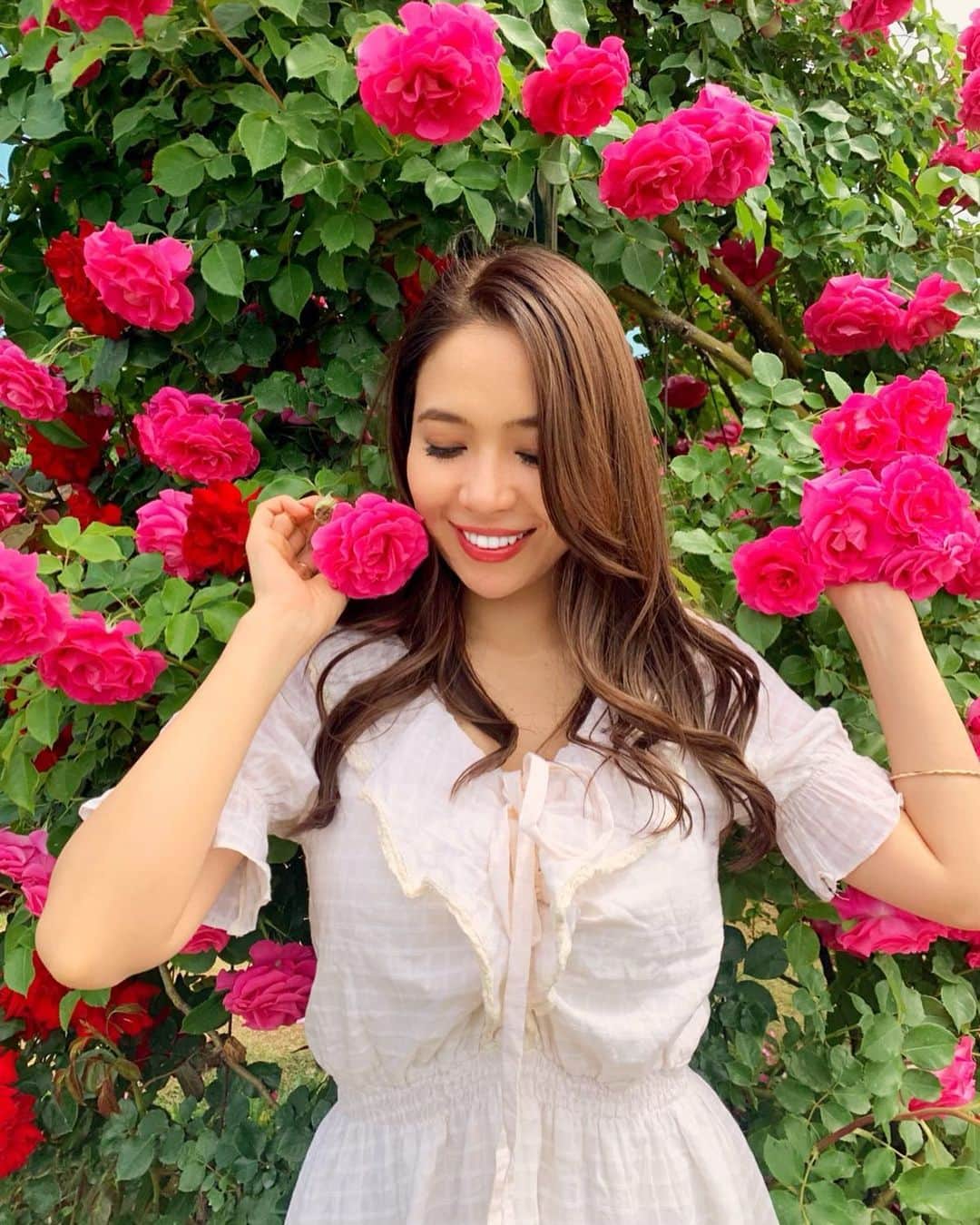 エリカ・セイラさんのインスタグラム写真 - (エリカ・セイラInstagram)「頭の中は常にお花畑よ🌹  #京成バラ園 #roses #flowers #バラ園 #薔薇 #バラ #rosegarden #お花畑#halfJapanese #eurasian #ハーフ #モデル #flowerstagram #お花」6月3日 20時00分 - erica_sarah_