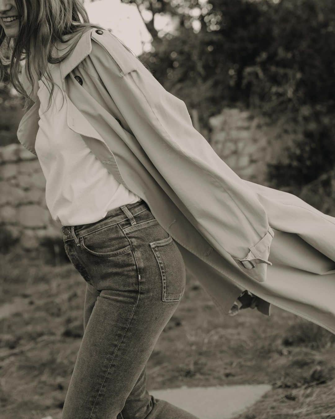 アメリカンビンテージのインスタグラム：「Let’s the summer nights begin 🌈 #americanvintage #mondaymotivation #womenswear #essential #denim #tshirt #summer19 #ss19」